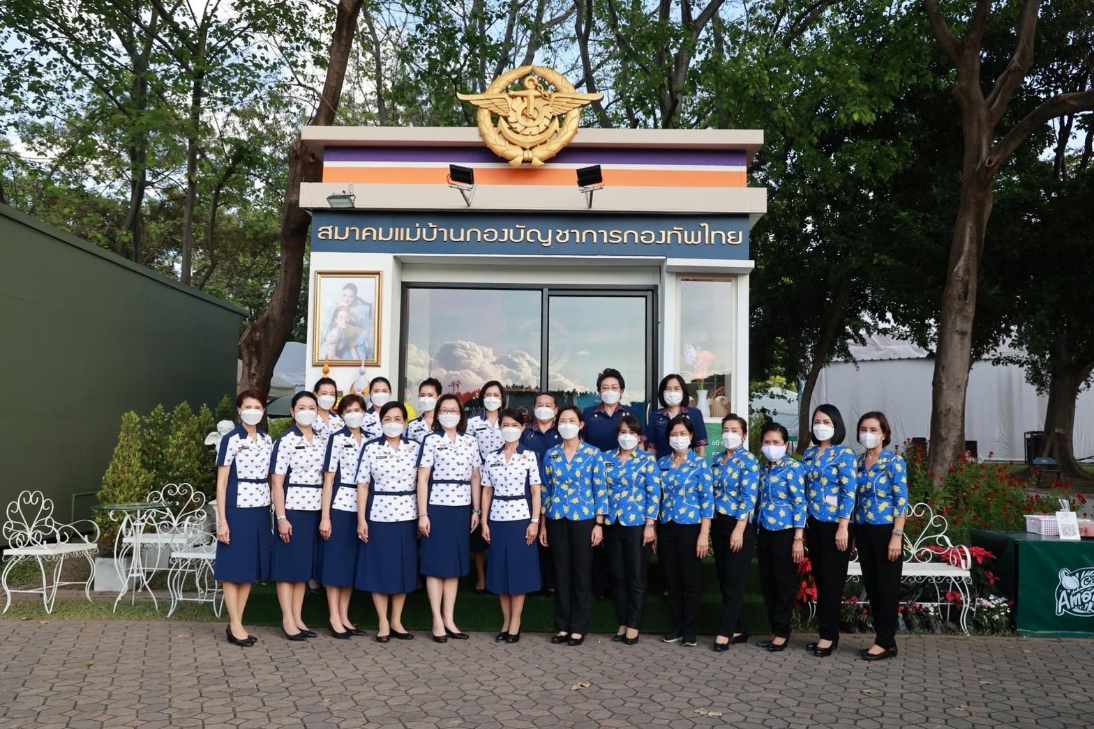 ๐๓๘ นายกสมาคมฯ เยี่ยมชมงานและร้านค้าสมาคมแม่บ้านเหล่าทัพ ตำรวจ และ อผศ. ในงาน “เพื่อนพึ่ง (ภาฯ) ประจำปี ๒๕๖๕”