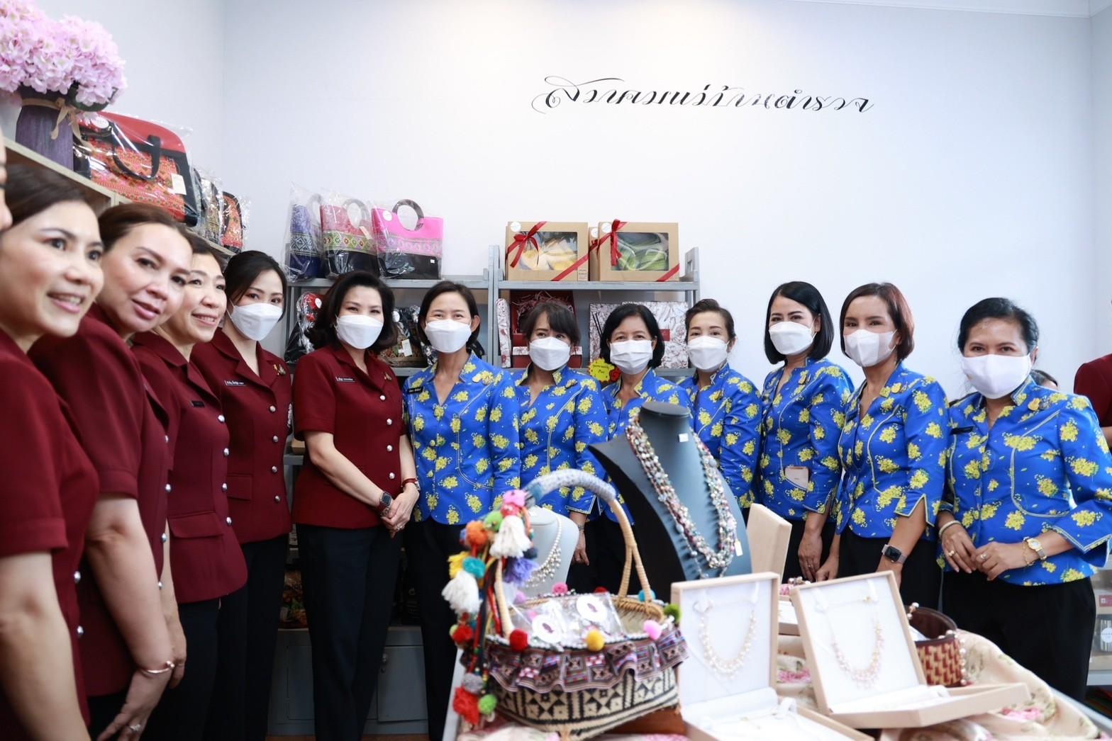 ๐๓๘ นายกสมาคมฯ เยี่ยมชมงานและร้านค้าสมาคมแม่บ้านเหล่าทัพ ตำรวจ และ อผศ. ในงาน “เพื่อนพึ่ง (ภาฯ) ประจำปี ๒๕๖๕”