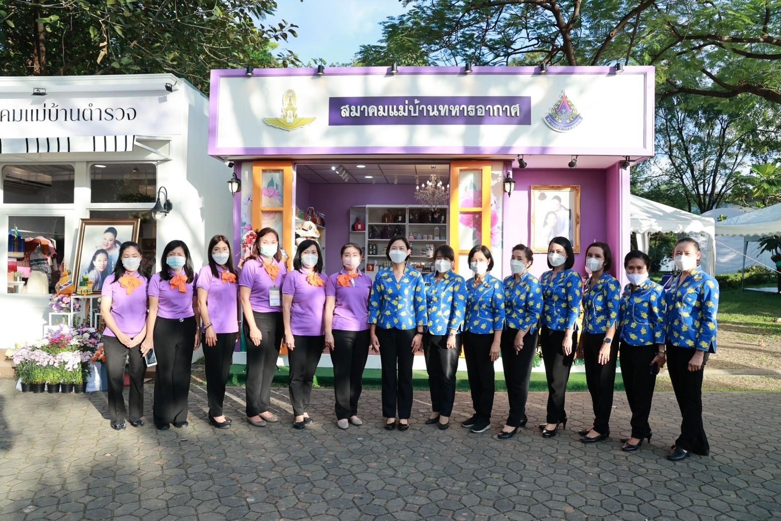 ๐๓๘ นายกสมาคมฯ เยี่ยมชมงานและร้านค้าสมาคมแม่บ้านเหล่าทัพ ตำรวจ และ อผศ. ในงาน “เพื่อนพึ่ง (ภาฯ) ประจำปี ๒๕๖๕”