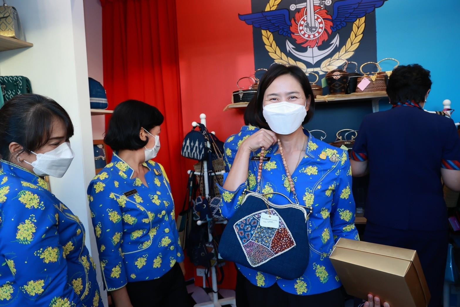 ๐๓๘ นายกสมาคมฯ เยี่ยมชมงานและร้านค้าสมาคมแม่บ้านเหล่าทัพ ตำรวจ และ อผศ. ในงาน “เพื่อนพึ่ง (ภาฯ) ประจำปี ๒๕๖๕”