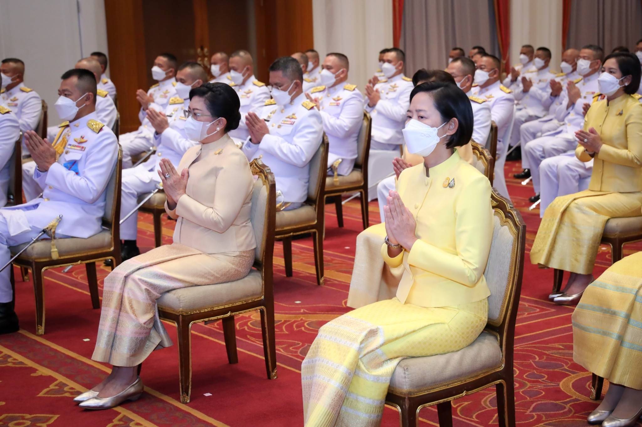๑๒๒ ปลัดกระทรวงกลาโหม และนายกสมาคมภริยาฯ พร้อมด้วยหัวหน้าหน่วยขึ้นตรงและภริยา ร่วมพิธีเฉลิมพระเกียรติเนื่องในโอกาสวันเฉลิมพระชนมพรรษาพระบาทสมเด็จพระเจ้าอยู่หัว ๗๑ พรรษา