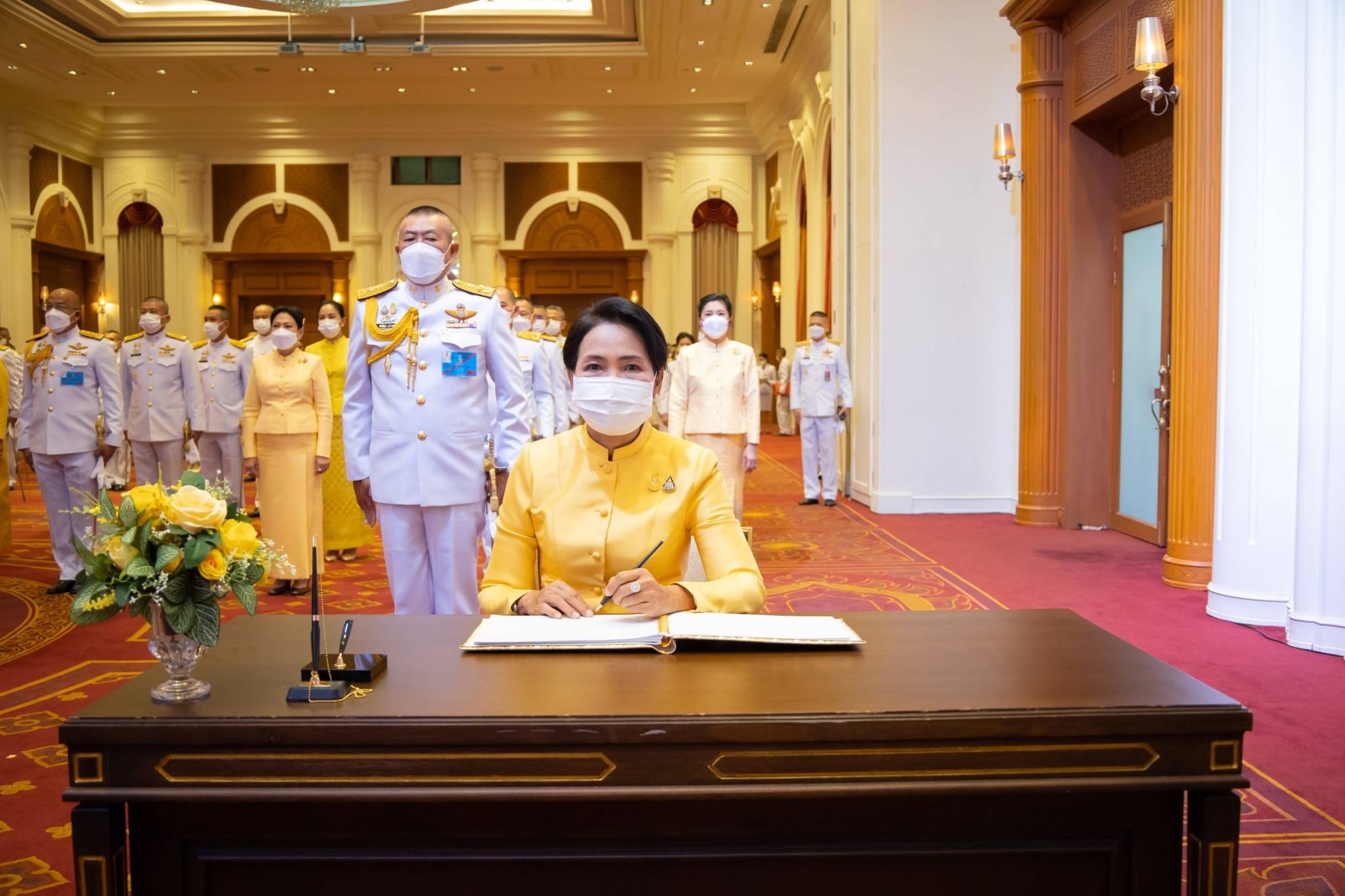 ๑๒๒ ปลัดกระทรวงกลาโหม และนายกสมาคมภริยาฯ พร้อมด้วยหัวหน้าหน่วยขึ้นตรงและภริยา ร่วมพิธีเฉลิมพระเกียรติเนื่องในโอกาสวันเฉลิมพระชนมพรรษาพระบาทสมเด็จพระเจ้าอยู่หัว ๗๑ พรรษา