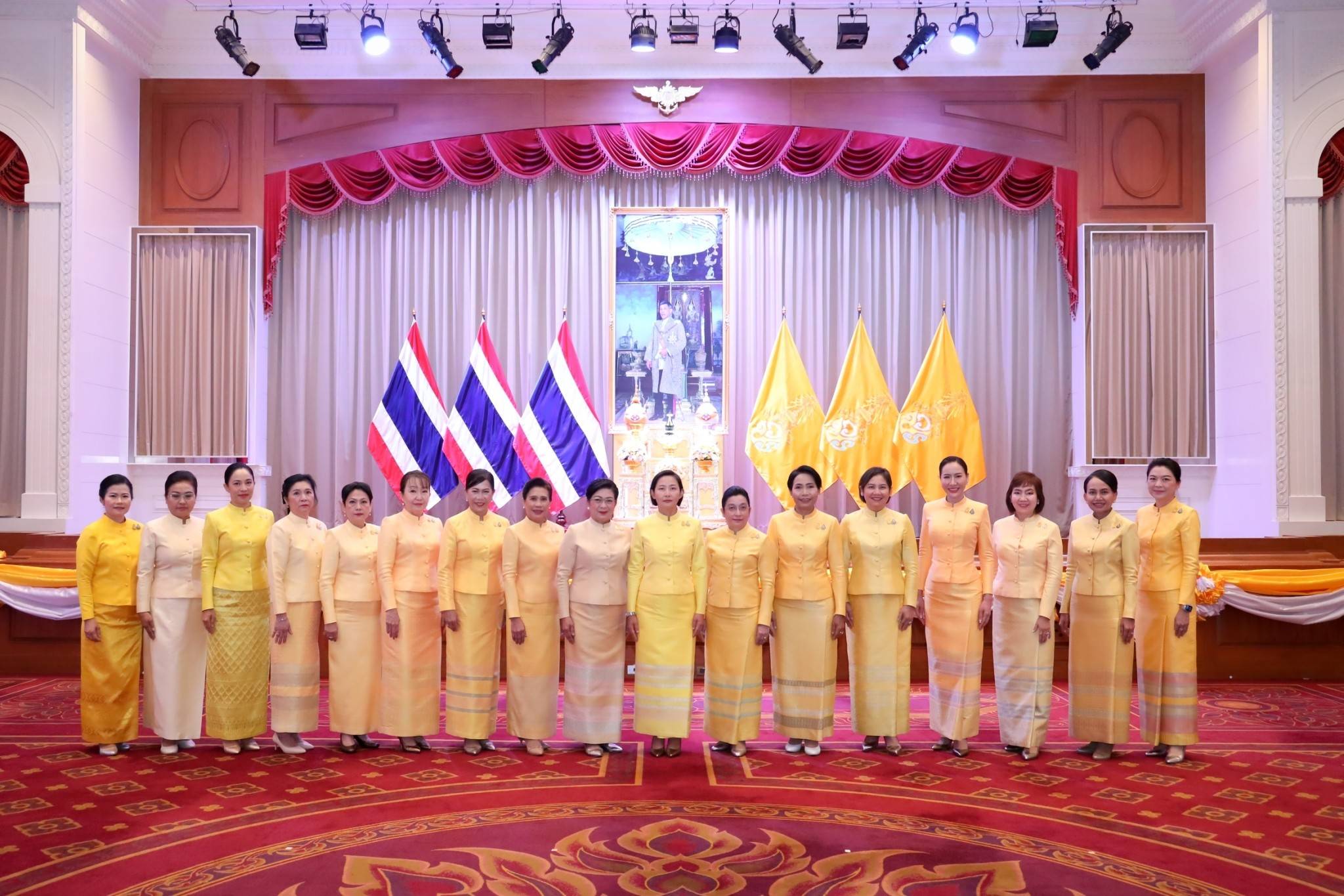 ๑๒๒ ปลัดกระทรวงกลาโหม และนายกสมาคมภริยาฯ พร้อมด้วยหัวหน้าหน่วยขึ้นตรงและภริยา ร่วมพิธีเฉลิมพระเกียรติเนื่องในโอกาสวันเฉลิมพระชนมพรรษาพระบาทสมเด็จพระเจ้าอยู่หัว ๗๑ พรรษา