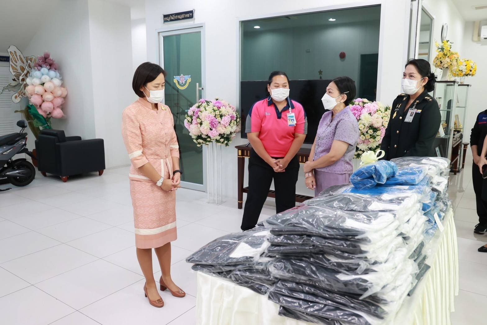 ๐๕๕ นายก สคภ.สป. รับมอบเสื้อกันหนาวจากบริษัท โอเรียนตอล การ์เมนท์ จำกัด