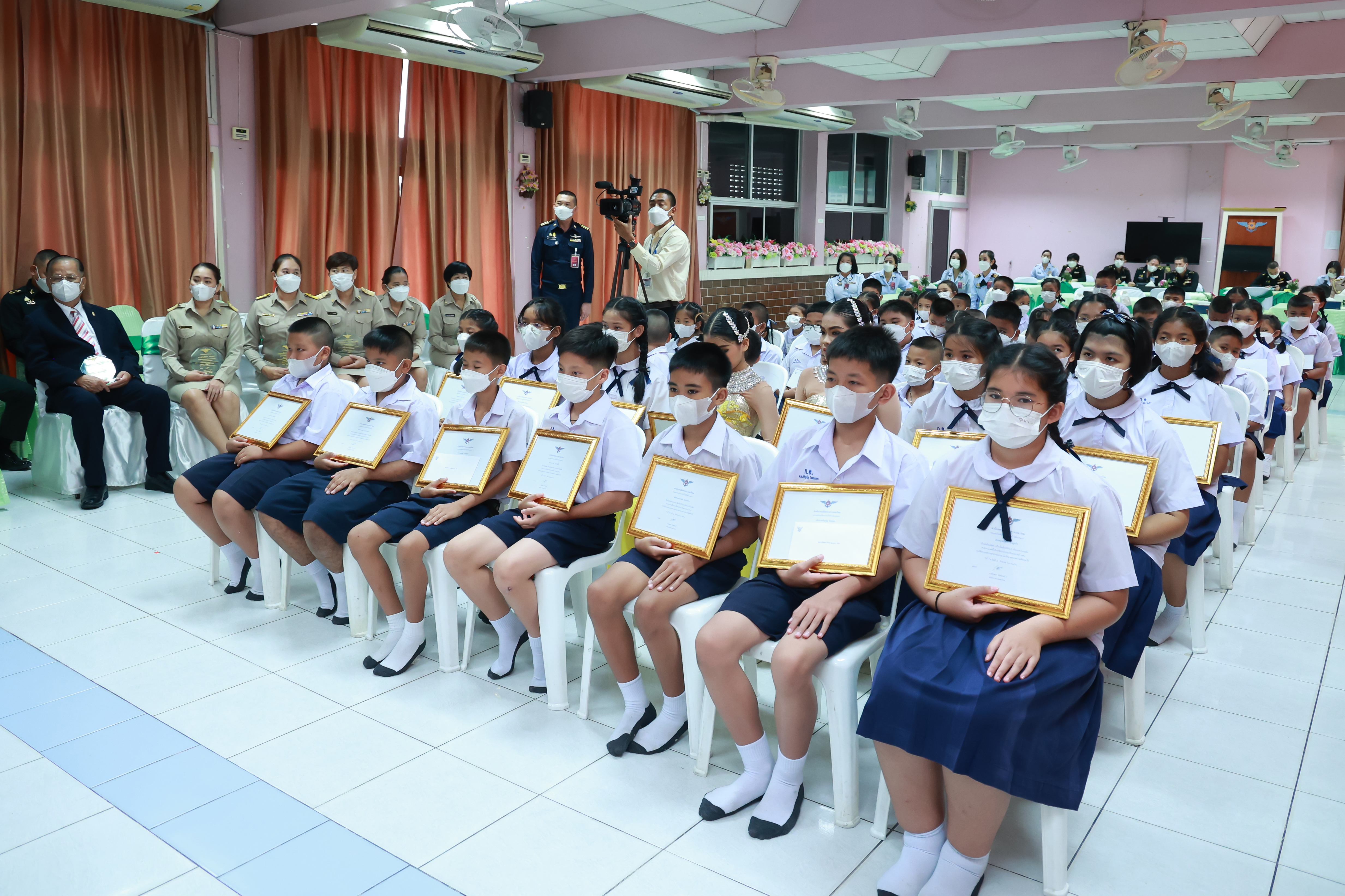 ๑๓๙ พิธีมอบเกียรติบัตรและทุนการศึกษานักเรียน ณ โรงเรียนกลาโหมอุทิศ อำเภอเมือง จังหวัดนนทบุรี