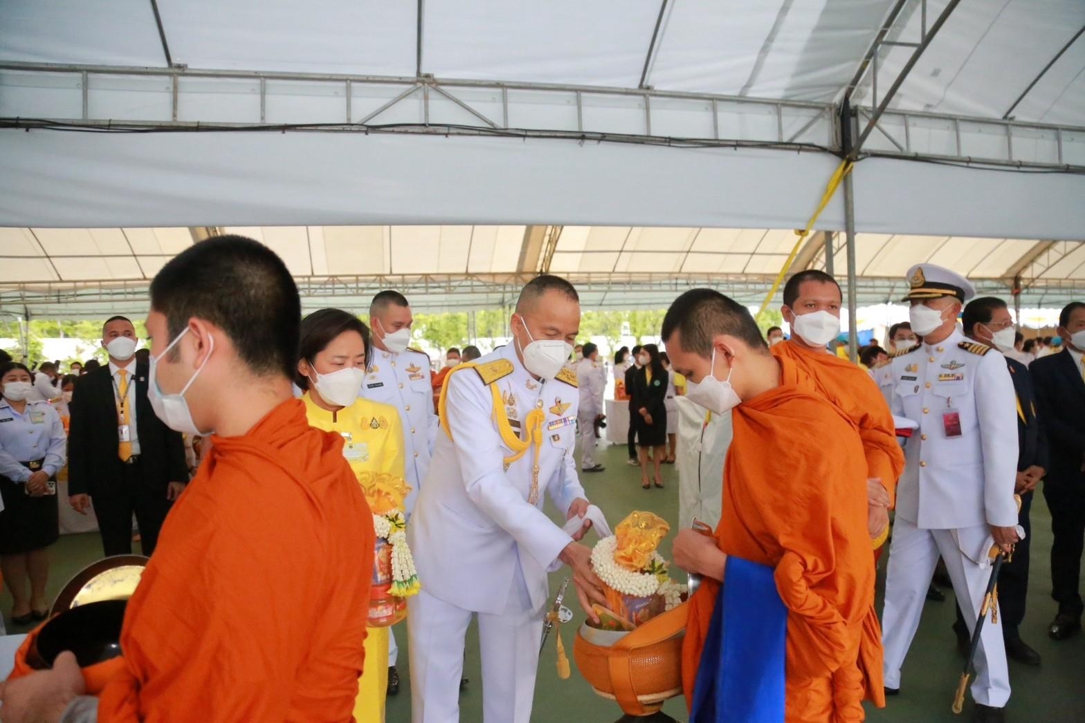 ๐๓๖ ปลัดกระทรวงกลาโหม และนายกสมาคมภริยาฯ ร่วมพิธีทำบุญตักบาตร และพิธีถวายบังคม เนื่องในวันคล้ายวันพระราชสมภพ พระบาทสมเด็จพระบรมชนกาธิเบศร มหาภูมิพลอดุลยเดชมหาราช บรมนาถบพิตร