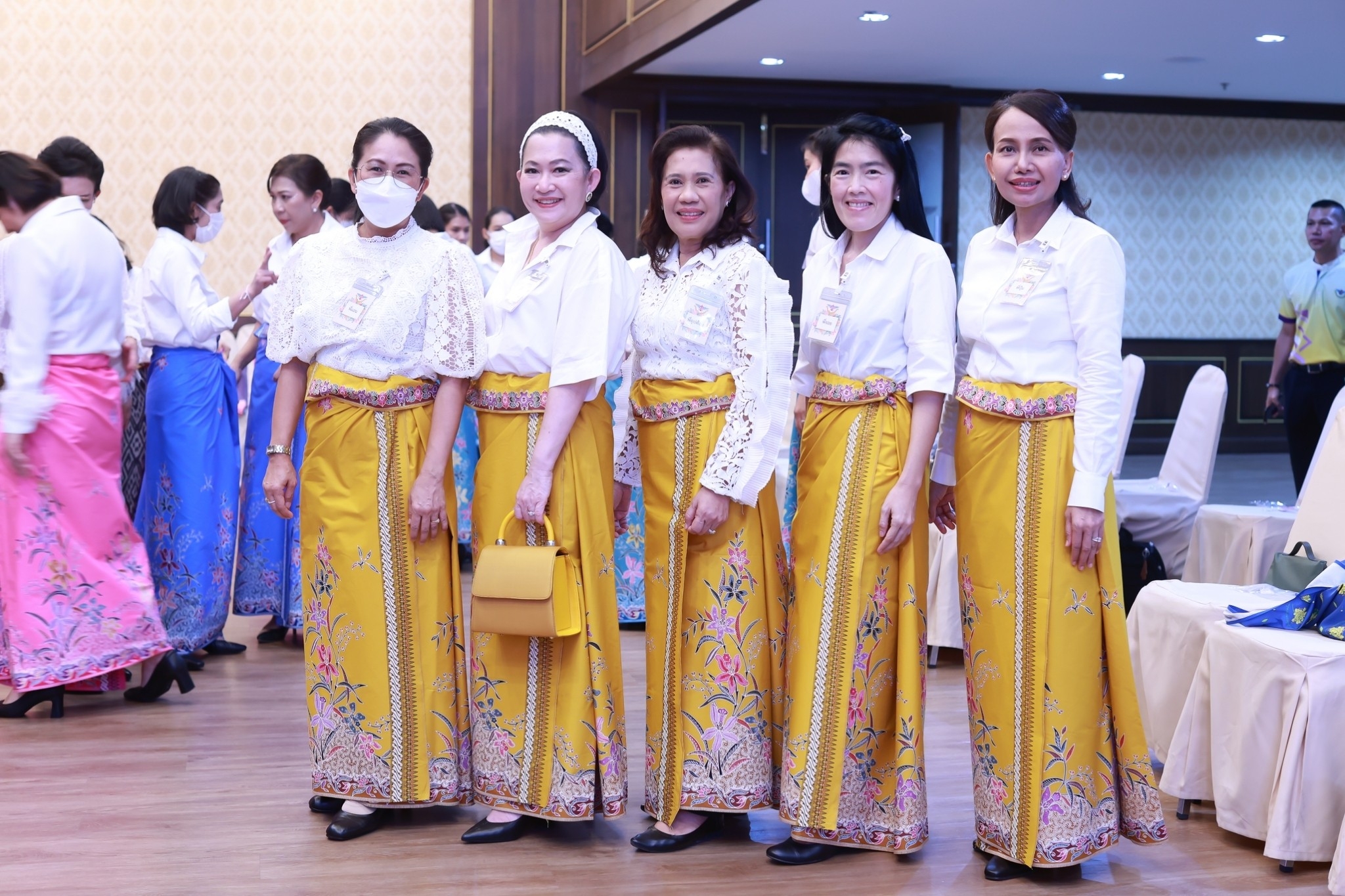 ๑๑๕ นายก สคภ.สป. พร้อมด้วยคณะกรรมการสมาคมฯ ร่วมกิจกรรมโครงการศูนย์ส่งเสริมการเรียนรู้ “การใส่ผ้าซิ่น”