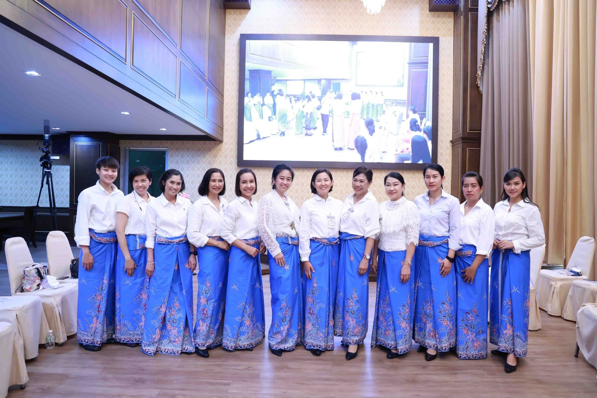๑๑๕ นายก สคภ.สป. พร้อมด้วยคณะกรรมการสมาคมฯ ร่วมกิจกรรมโครงการศูนย์ส่งเสริมการเรียนรู้ “การใส่ผ้าซิ่น”