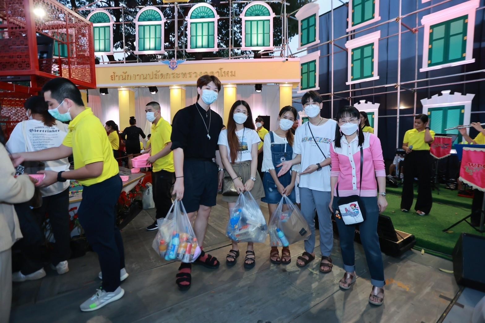 ๐๕๑ บรรยากาศการออกร้านของ สำนักงานปลัดกระทรวงกลาโหม และสมาคมภริยาข้าราชการสำนักงานปลัดกระทรวงกลาโหม ในงานกาชาดประจำปี ๒๕๖๕