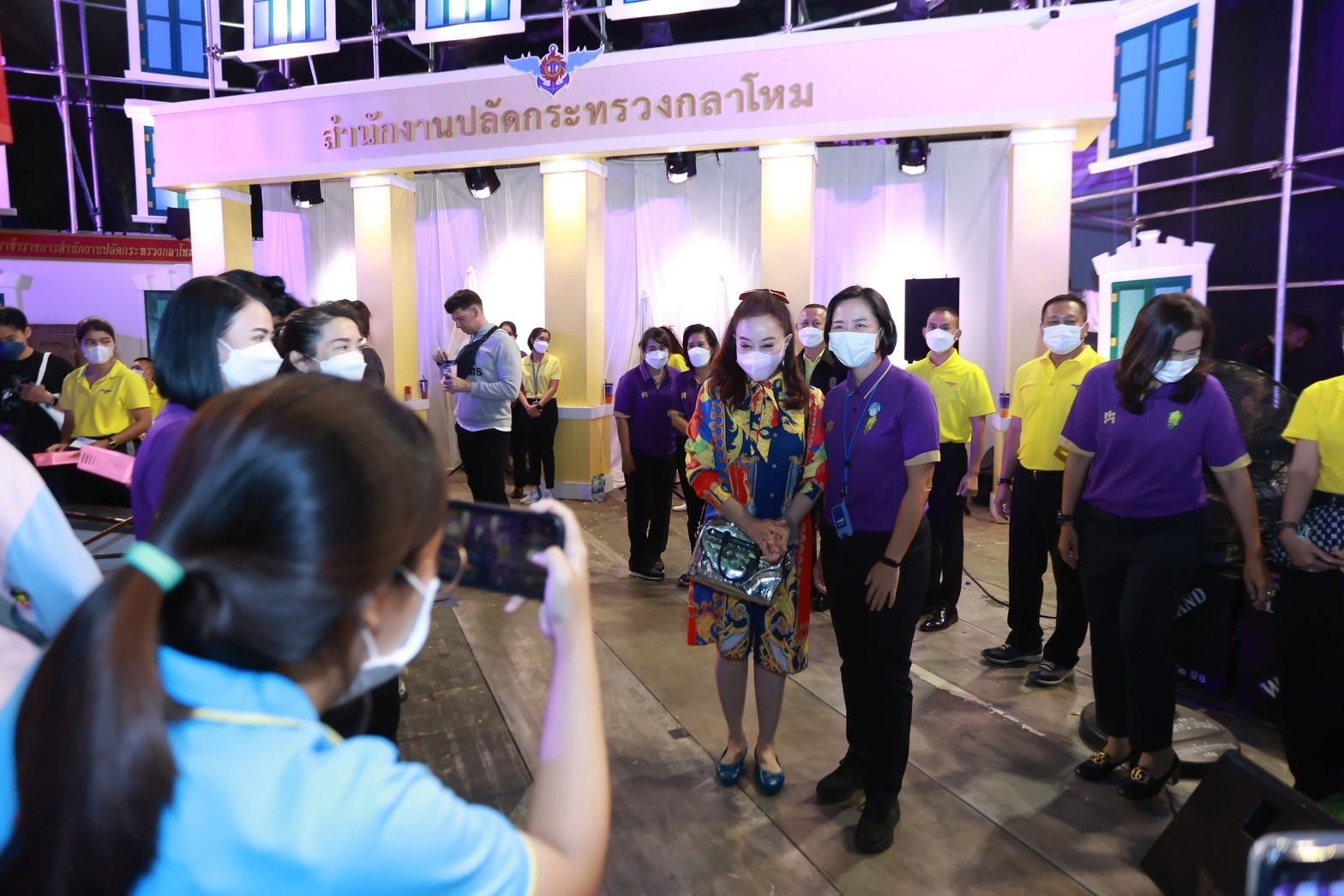 ๐๕๑ บรรยากาศการออกร้านของ สำนักงานปลัดกระทรวงกลาโหม และสมาคมภริยาข้าราชการสำนักงานปลัดกระทรวงกลาโหม ในงานกาชาดประจำปี ๒๕๖๕