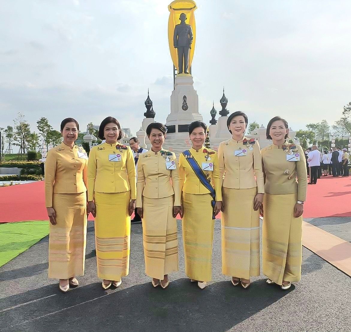 ๐๐๕ นายกสมาคมภริยาฯ ร่วมพิธีเปิดพระบรมราชานุสาวรีย์พระบาทสมเด็จพระบรมชนกาธิเบศร มหาภูมิพลอดุลยเดชมหาราช บรมนาถบพิตร ณ อทุยานเฉลิมพระเกียรติฯ