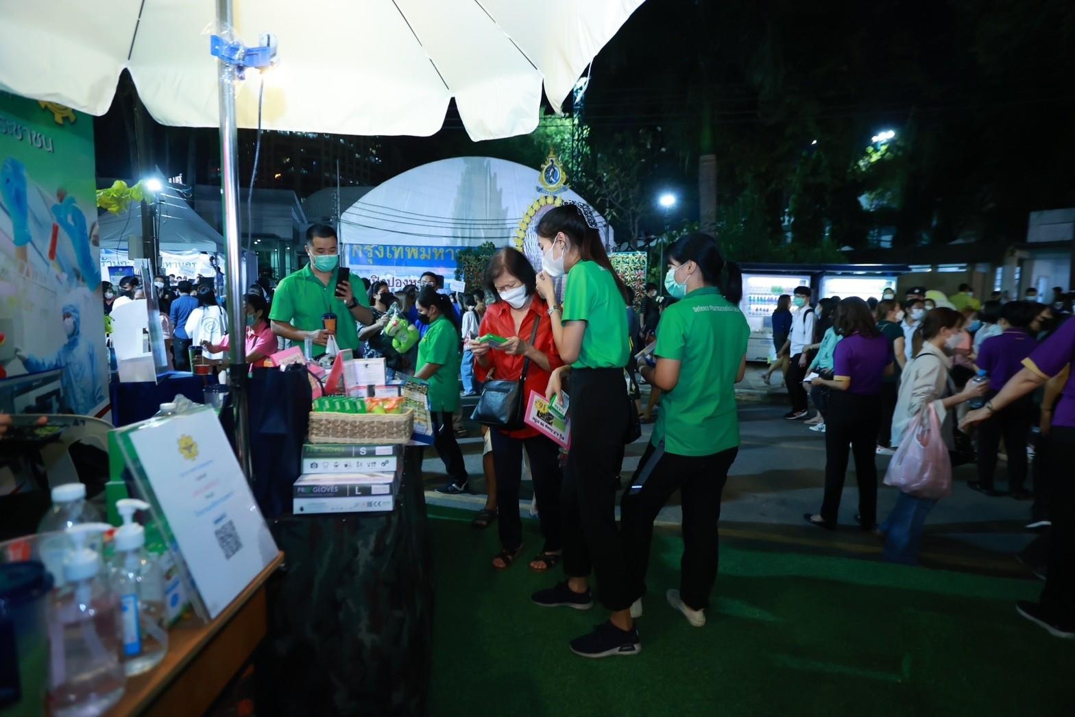 ๐๕๐ บรรยากาศการออกร้านของ สำนักงานปลัดกระทรวงกลาโหม และสมาคมภริยาข้าราชการสำนักงานปลัดกระทรวงกลาโหม ในงานกาชาดประจำปี ๒๕๖๕