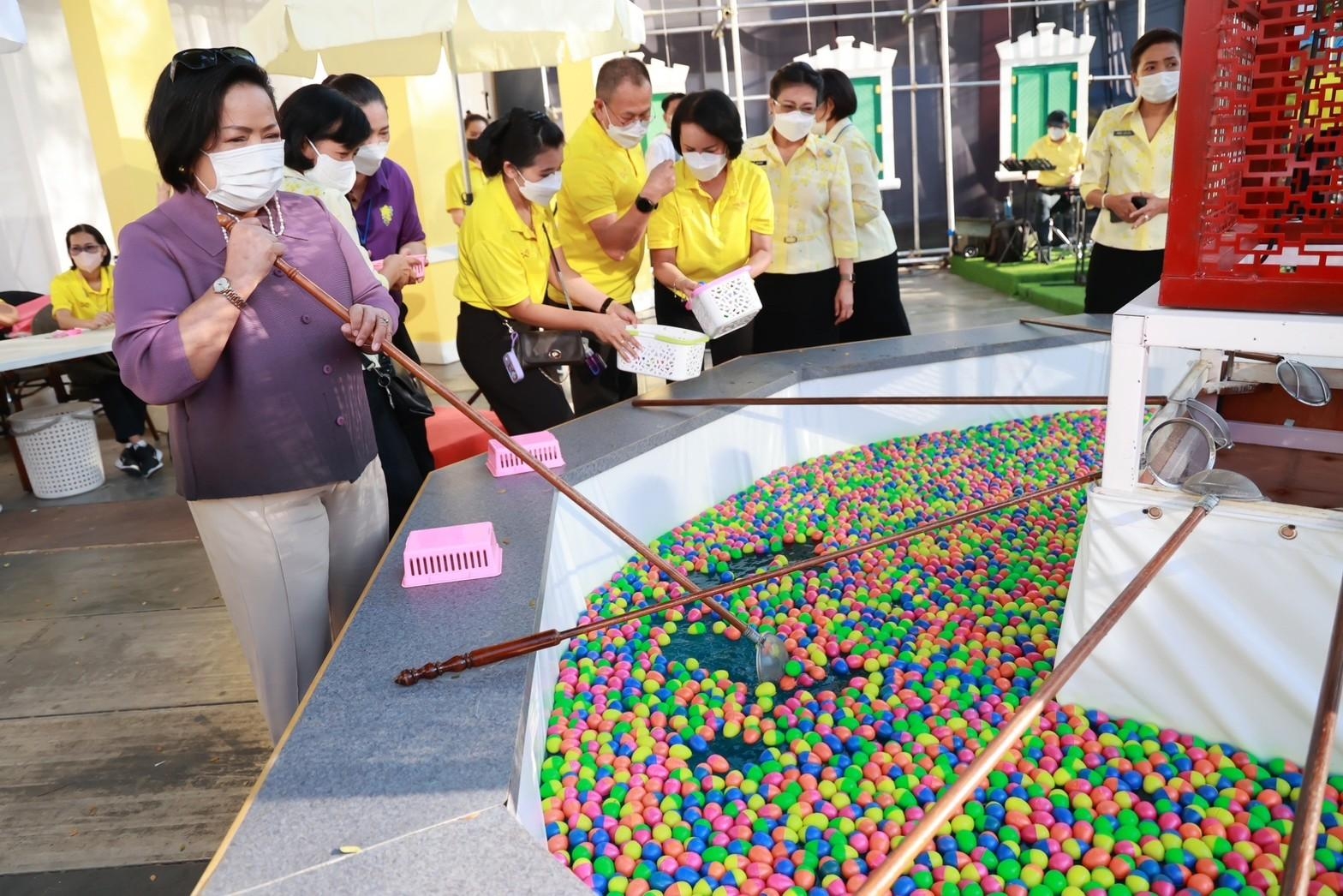 ๐๕๐ บรรยากาศการออกร้านของ สำนักงานปลัดกระทรวงกลาโหม และสมาคมภริยาข้าราชการสำนักงานปลัดกระทรวงกลาโหม ในงานกาชาดประจำปี ๒๕๖๕
