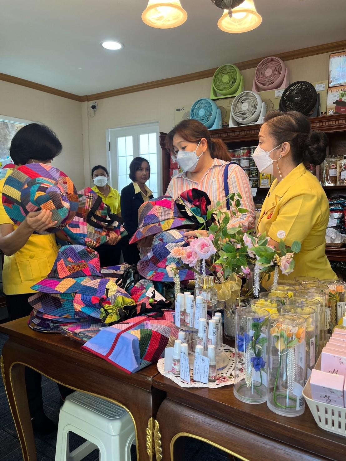 ๐๔๗ บรรยากาศการออกร้านจำหน่ายสินค้าของ สคภ. ประจำปี ๒๕๖๕"สป. ในงาน "เพื่อนพึ่ง (ภาฯ) ประจำปี ๒๕๖๕"