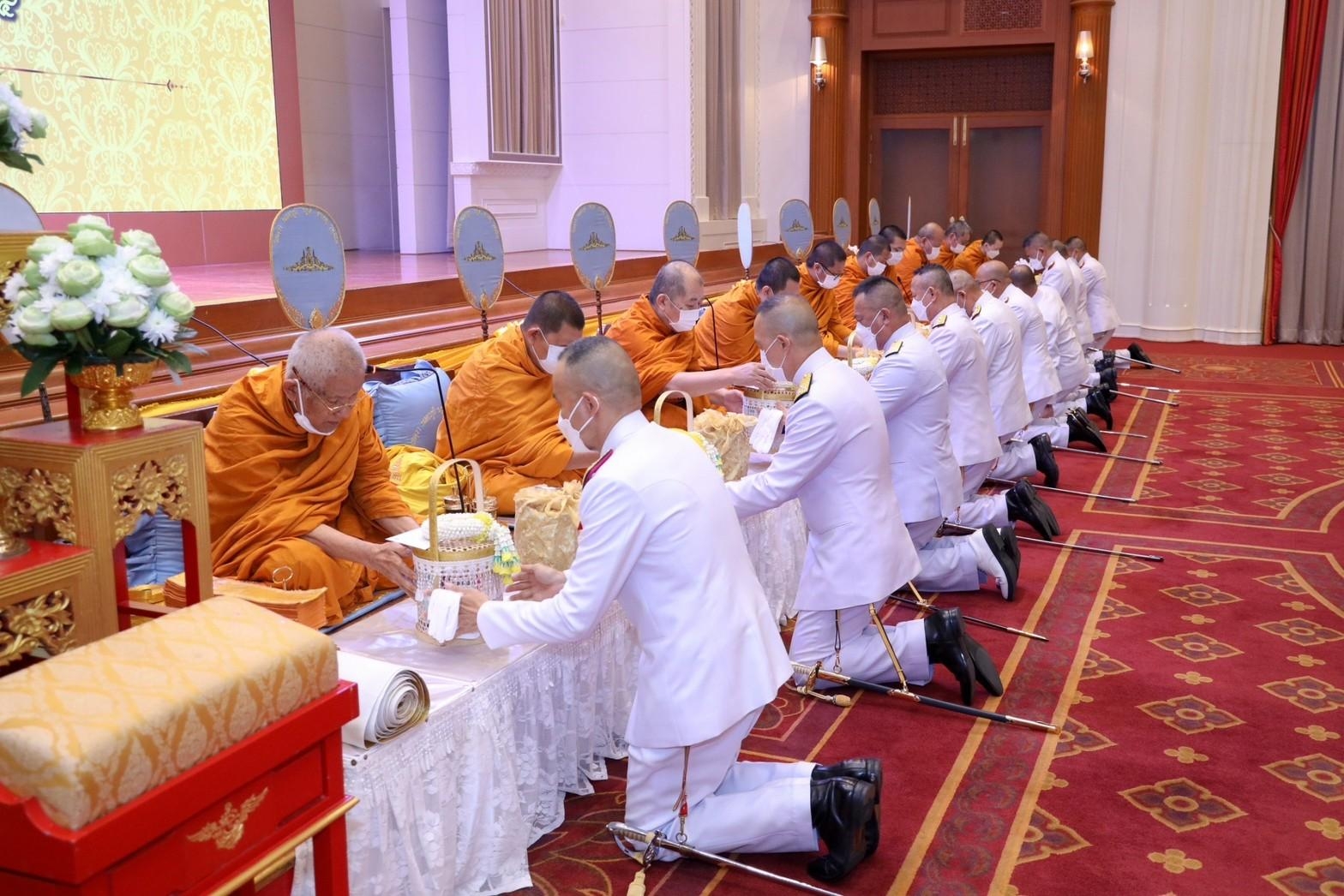 ๐๓๒ นายก สคภ.สป. พร้อมด้วยคณะกรรมการสมาคมฯ ร่วมพิธีสวดพระพุทธมนต์และพิธีทำบุญตักบาตรถวายเป็นพระราชกุศล