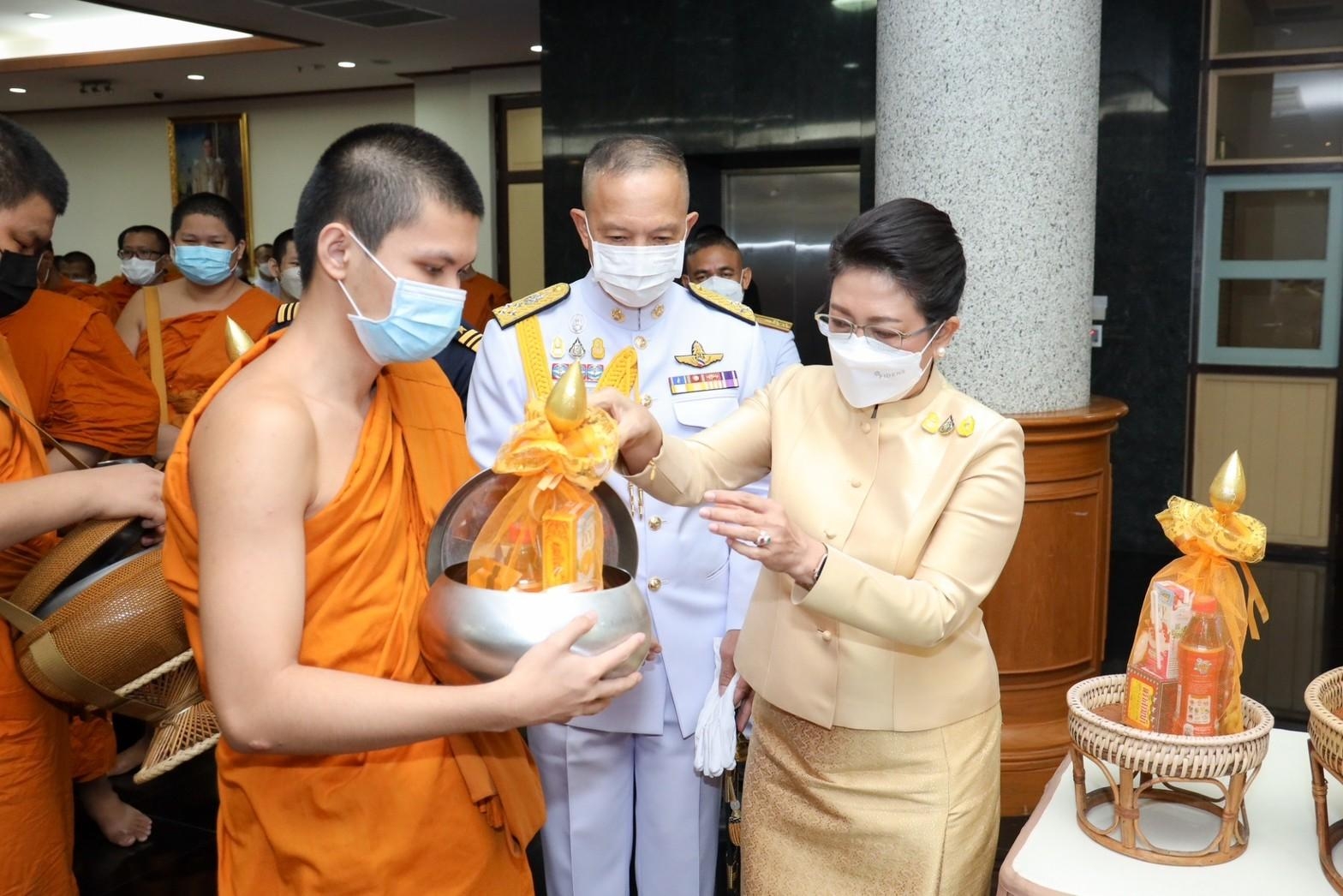 ๐๓๒ นายก สคภ.สป. พร้อมด้วยคณะกรรมการสมาคมฯ ร่วมพิธีสวดพระพุทธมนต์และพิธีทำบุญตักบาตรถวายเป็นพระราชกุศล