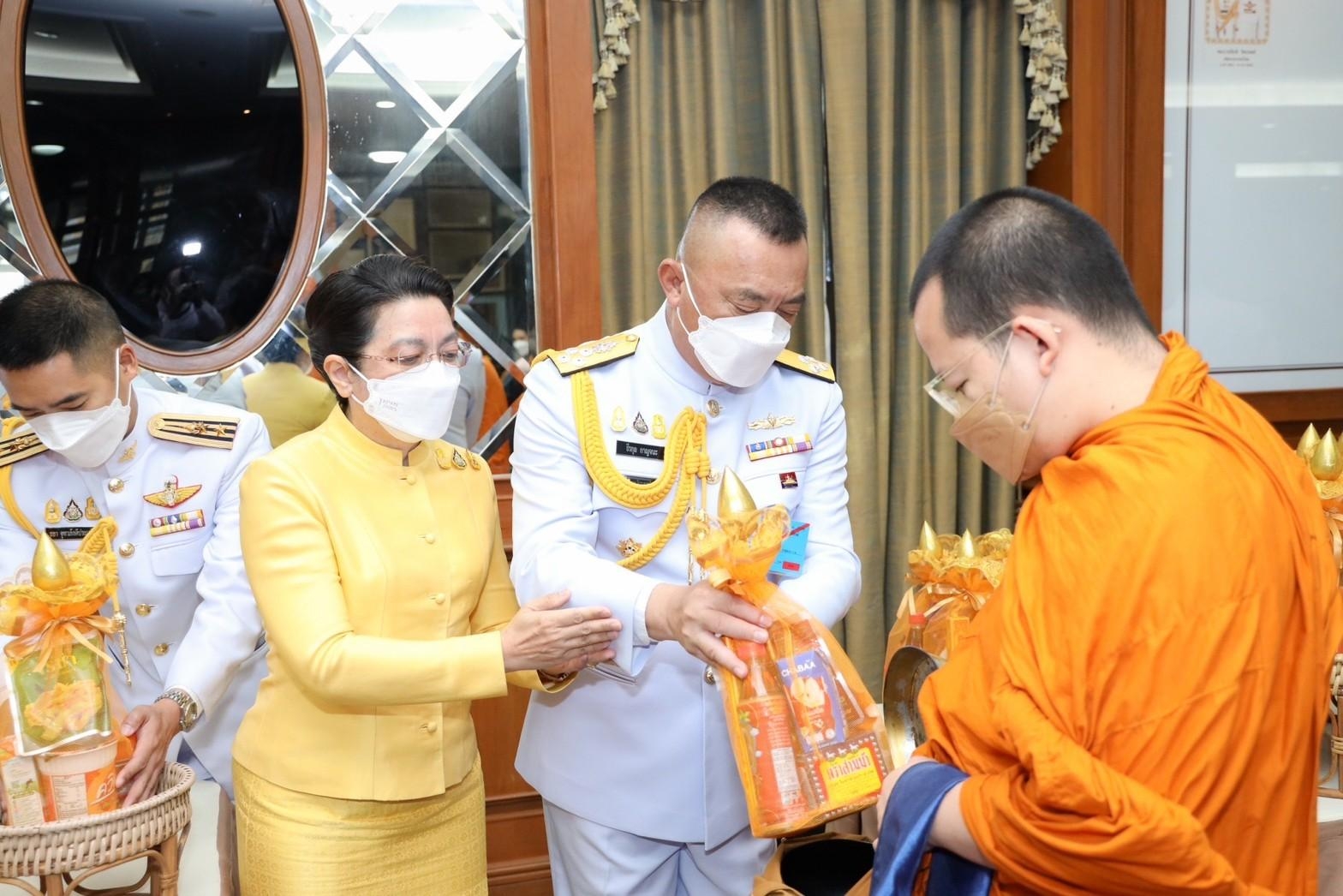 ๐๓๒ นายก สคภ.สป. พร้อมด้วยคณะกรรมการสมาคมฯ ร่วมพิธีสวดพระพุทธมนต์และพิธีทำบุญตักบาตรถวายเป็นพระราชกุศล