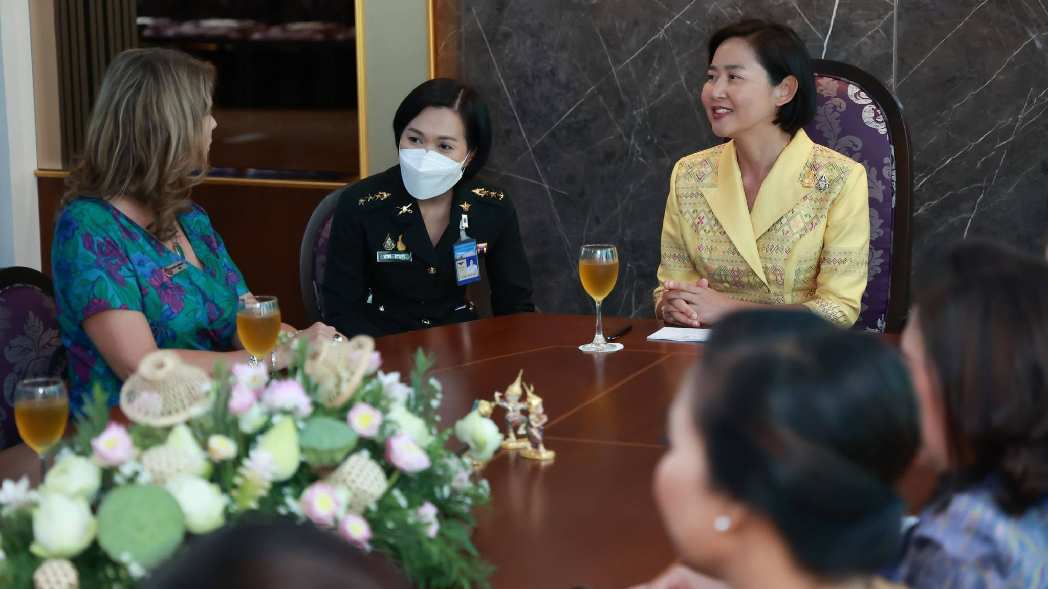 ๑๐๖ นายก สคภ.สป. พร้อมด้วยคณะกรรมการสมาคมฯ ให้การต้อนรับคณะคู่สมรสผู้ช่วยทูตทหารต่างประเทศ/กรุงเทพฯ