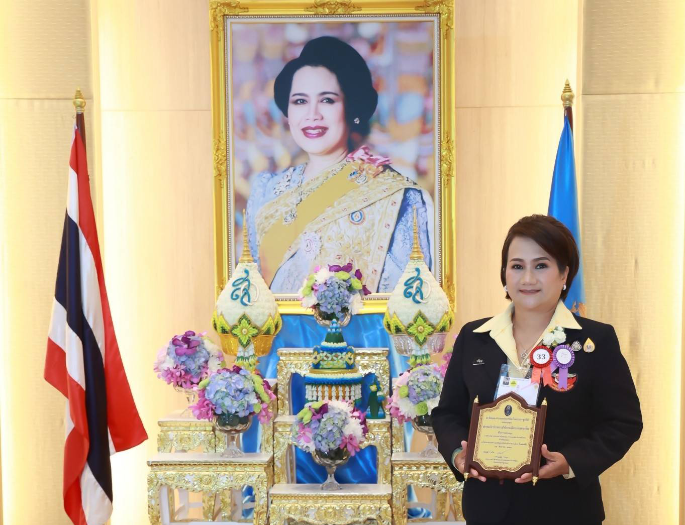๑๓๖ ผู้แทน นายกสคภ.สป.รับพระราชทานโล่เกียรติคุณของสภาสังคมสงเคราะห์แห่งประเทศไทยในพระบรมราชูปถัมภ์