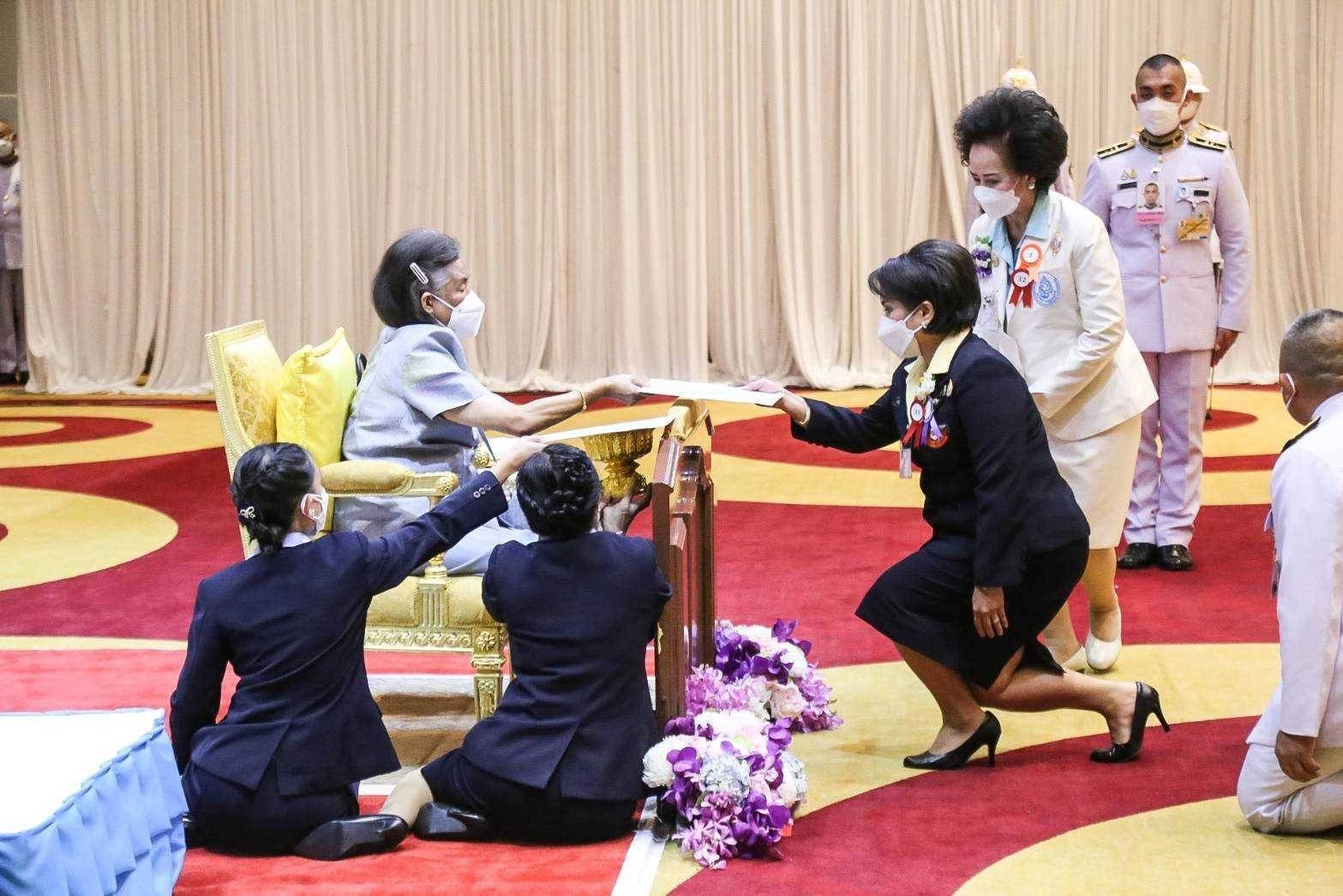 ๑๓๖ ผู้แทน นายกสคภ.สป.รับพระราชทานโล่เกียรติคุณของสภาสังคมสงเคราะห์แห่งประเทศไทยในพระบรมราชูปถัมภ์
