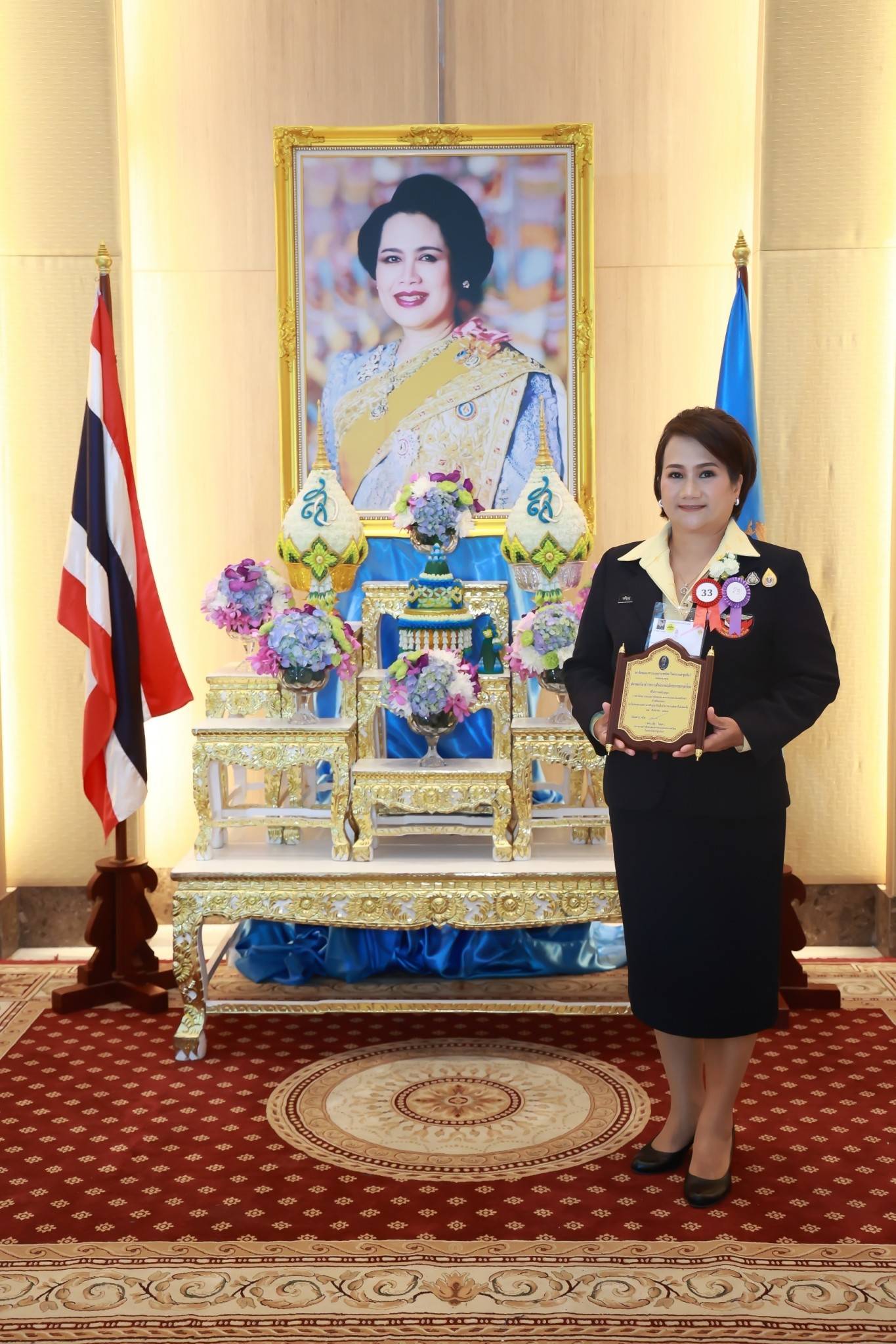 ๑๓๖ ผู้แทน นายกสคภ.สป.รับพระราชทานโล่เกียรติคุณของสภาสังคมสงเคราะห์แห่งประเทศไทยในพระบรมราชูปถัมภ์