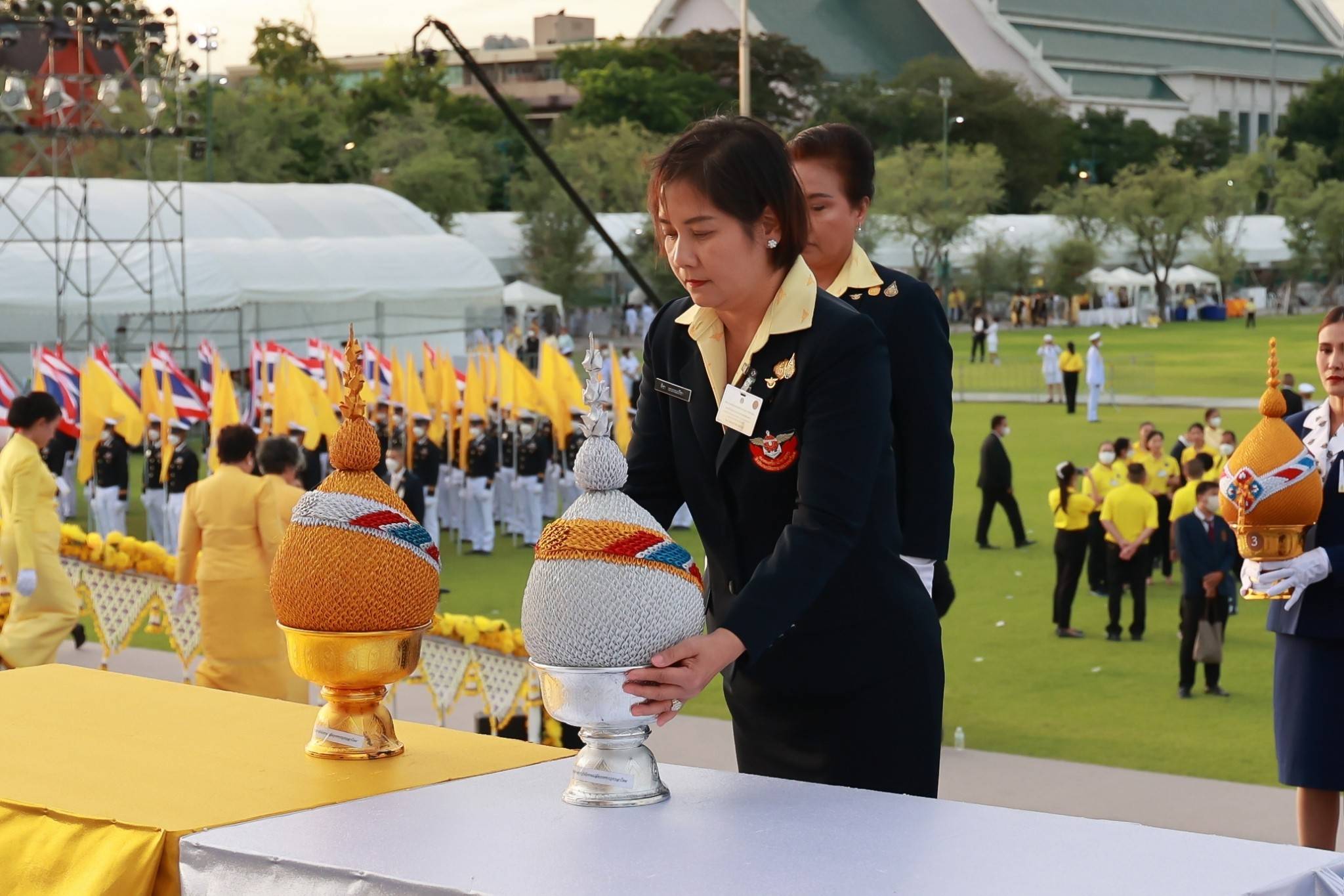 ๑๒๕ พิธีถวายเครื่องราชสักการะ และพิธีจุดเทียนถวายพระพรชัยมงคล เนื่องในโอกาสวันเฉลิมพระชนมพรรษาพระบาทสมเด็จพระเจ้าอยู่หัว