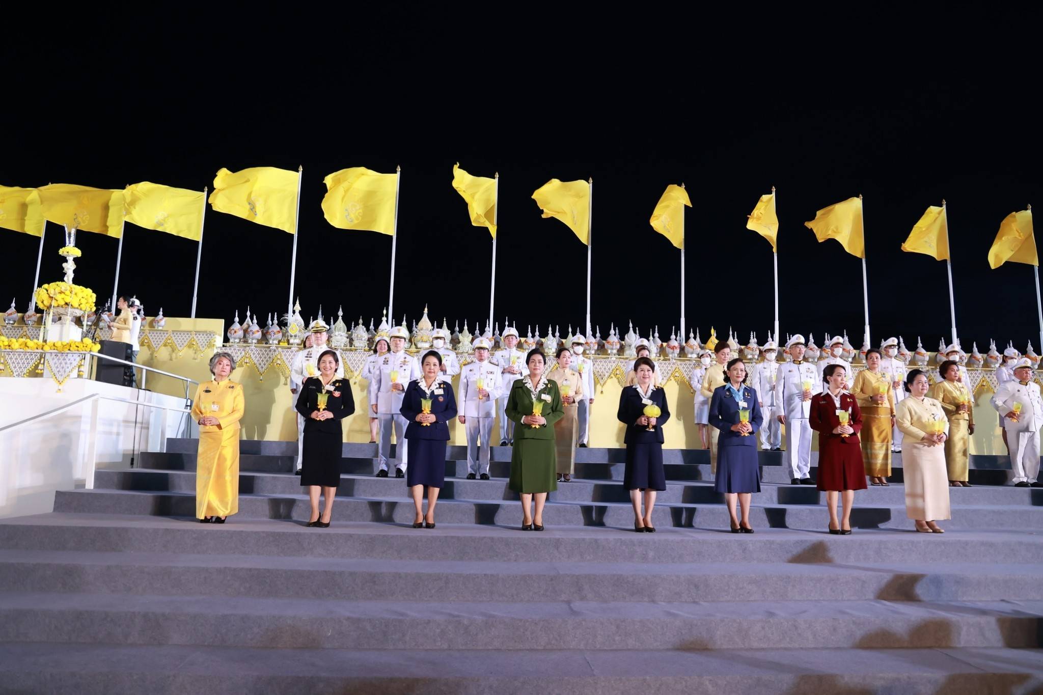 ๑๒๕ พิธีถวายเครื่องราชสักการะ และพิธีจุดเทียนถวายพระพรชัยมงคล เนื่องในโอกาสวันเฉลิมพระชนมพรรษาพระบาทสมเด็จพระเจ้าอยู่หัว
