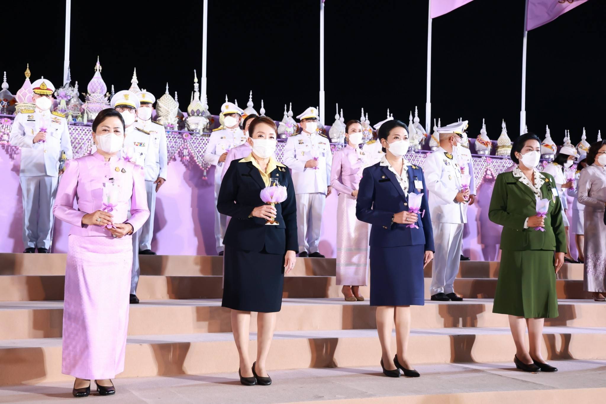 ๑๐๕ พิธีถวายเครื่องราชสักการะ และพิธีจุดเทียนถวายพระพรชัยมงคล เนื่องในโอกาสวันเฉลิมพระชนมพรรษาสมเด็จพระนางเจ้าฯ พระบรมราชินี