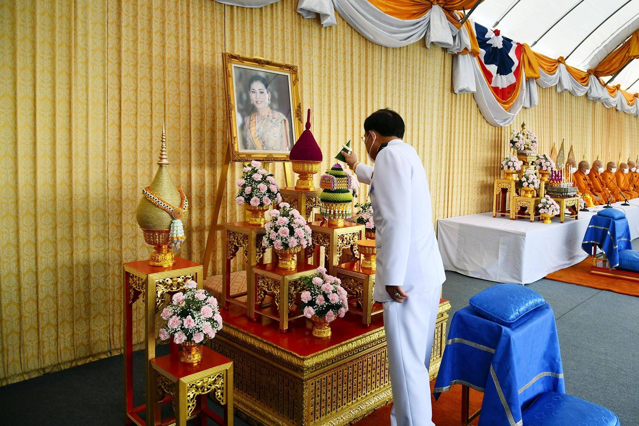 ๑๐๓ ผู้แทนปลัดกระทรวงกลาโหมและนายก สคภ.สป. ร่วมพิธีเจริญพระพุทธมนต์ และพิธีทำบุญตักบาตร เนื่องในโอกาสวันเฉลิมพระชนมพรรษาสมเด็จพระนางเจ้าฯ พระบรมราชินี