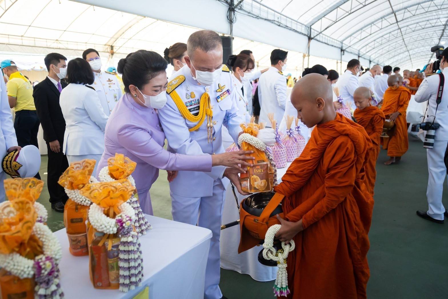 ๑๐๓ ผู้แทนปลัดกระทรวงกลาโหมและนายก สคภ.สป. ร่วมพิธีเจริญพระพุทธมนต์ และพิธีทำบุญตักบาตร เนื่องในโอกาสวันเฉลิมพระชนมพรรษาสมเด็จพระนางเจ้าฯ พระบรมราชินี