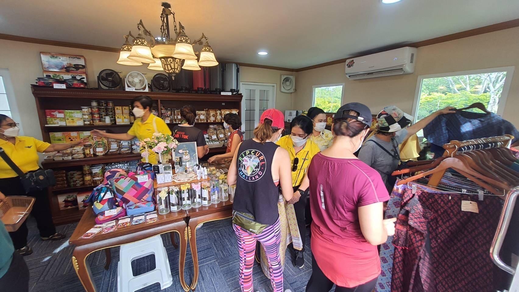 ๐๔๘ บรรยากาศการออกร้านจำหน่ายสินค้าของ สคภ.สป. ในงาน "เพื่อนพึ่ง (ภาฯ) ประจำปี ๒๕๖๕"
