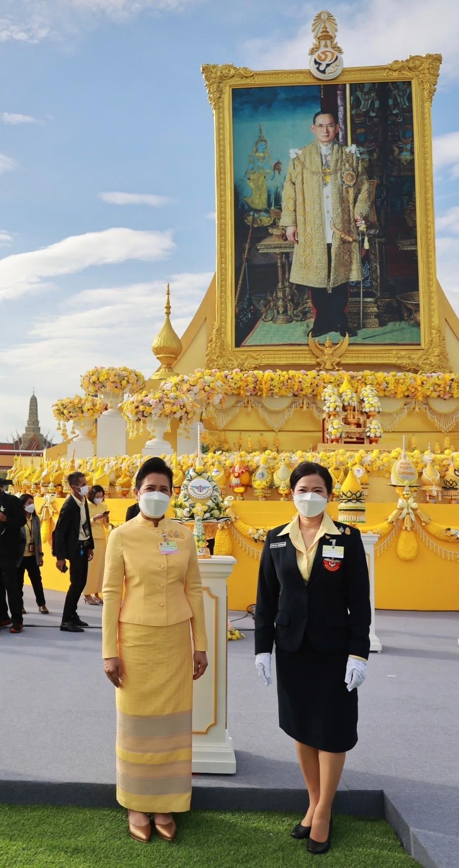 ๐๓๗ อุปนายกสมาคมฯ ร่วมพิธีวางพานพุ่ม เนื่องในวันคล้ายวันพระราชสมภพ พระบาทสมเด็จพระบรมชนกาธิเบศร มหาภูมิพลอดุลยเดชมหาราช บรมนาถบพิตร