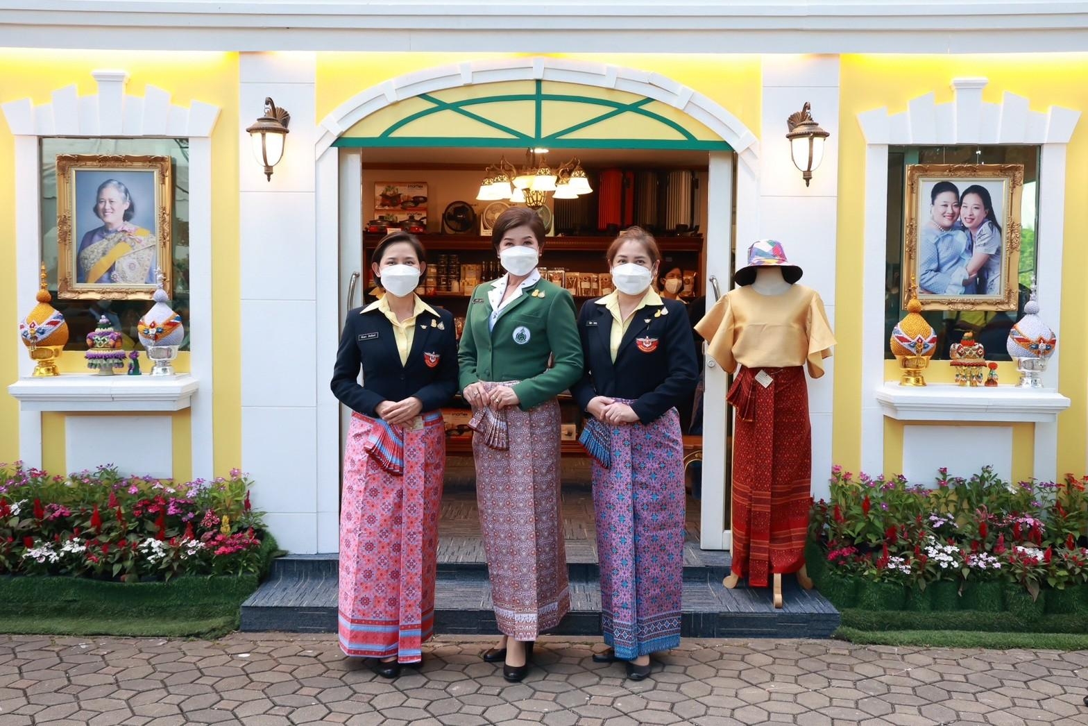 ๐๔๖ บรรยากาศการออกร้านจำหน่ายสินค้าของ สคภ.สป. ในงาน "เพื่อนพึ่ง (ภาฯ) ประจำปี ๒๕๖๕"