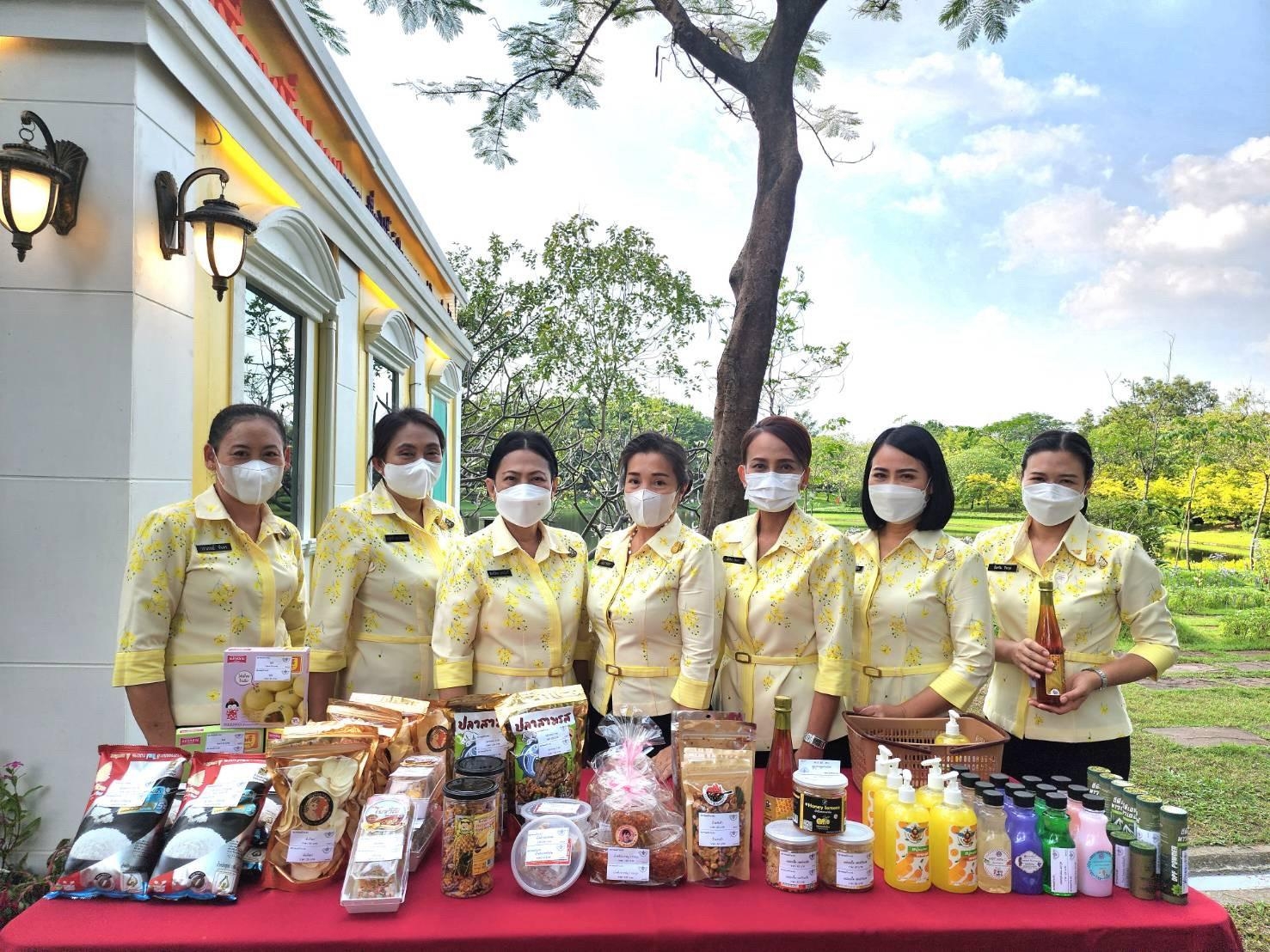 ๐๔๖ บรรยากาศการออกร้านจำหน่ายสินค้าของ สคภ.สป. ในงาน "เพื่อนพึ่ง (ภาฯ) ประจำปี ๒๕๖๕"