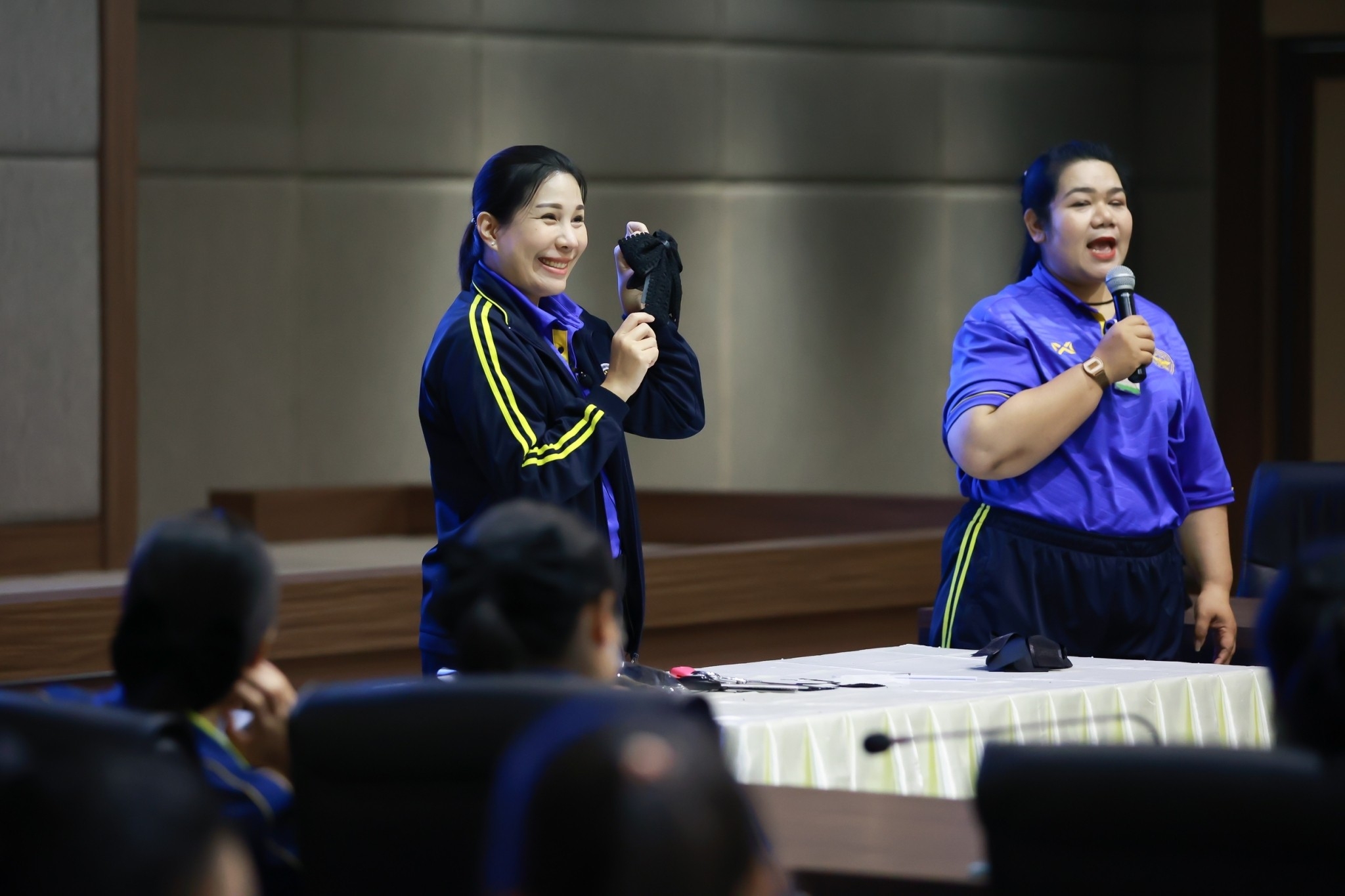 ๐๘๘ อุปนายก สคภ.สป. พร้อมด้วยคณะกรรมการสมาคมฯ ร่วมกิจกรรม “สาธิตประดิษฐ์โบเน็ตคลุมผม"