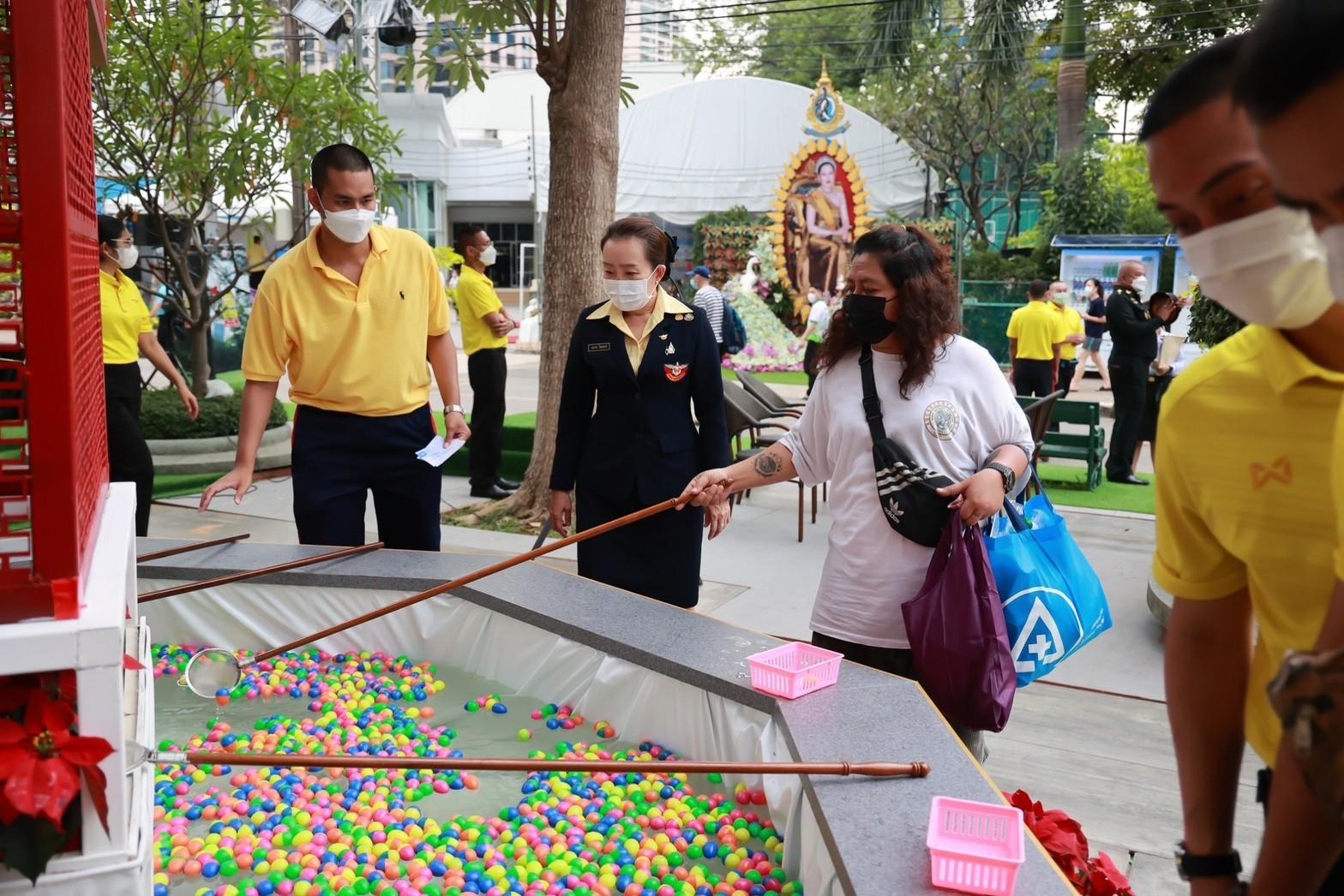 ๐๔๙ บรรยากาศการออกร้านของ สำนักงานปลัดกระทรวงกลาโหม และสมาคมภริยาข้าราชการสำนักงานปลัดกระทรวงกลาโหม ในงานกาชาดประจำปี ๒๕๖๕