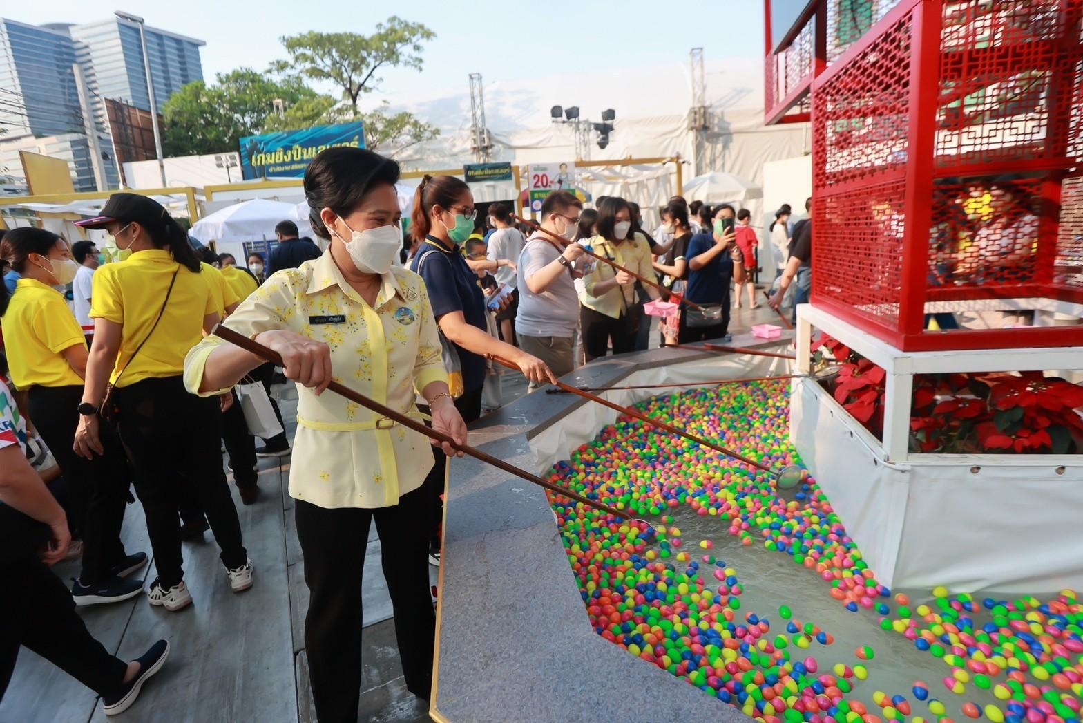 ๐๔๙ บรรยากาศการออกร้านของ สำนักงานปลัดกระทรวงกลาโหม และสมาคมภริยาข้าราชการสำนักงานปลัดกระทรวงกลาโหม ในงานกาชาดประจำปี ๒๕๖๕