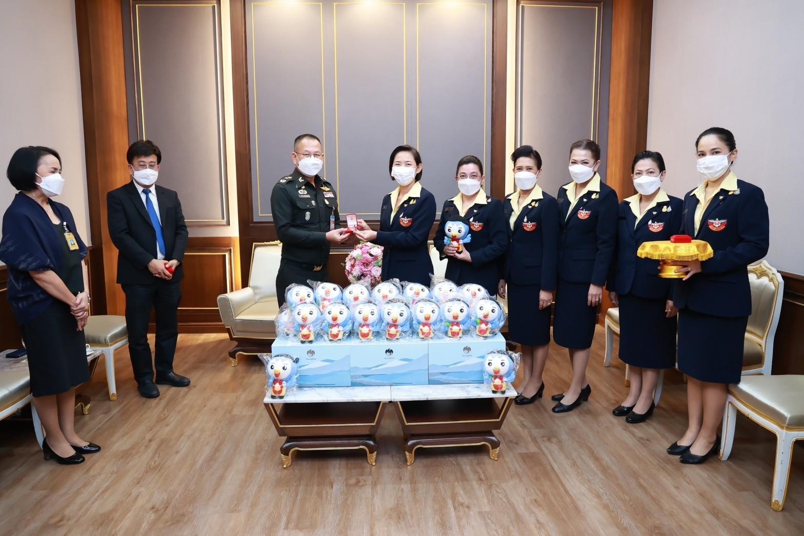 ๐๔๒ นายก สคภ.สป. รับมอบของรางวัลจากธนาคารกรุงไทย เพื่อใช้ในกิจกรรมงานกาชาด ประจำปี ๒๕๖๕