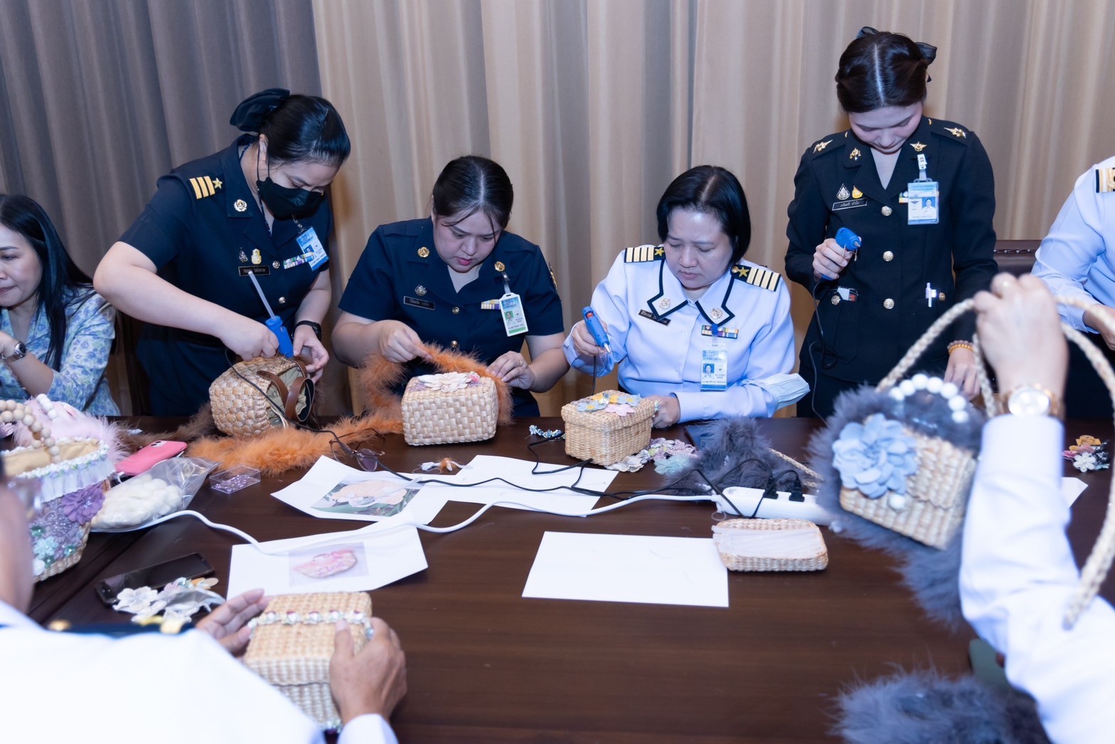 ๐๒๑ โครงการศูนย์ส่งเสริมการเรียนรู้ จัดกิจกรรมเรียนรู้ "วิธีการตกแต่งกล่องใส่ของและกระเป๋าผักตบชวา"