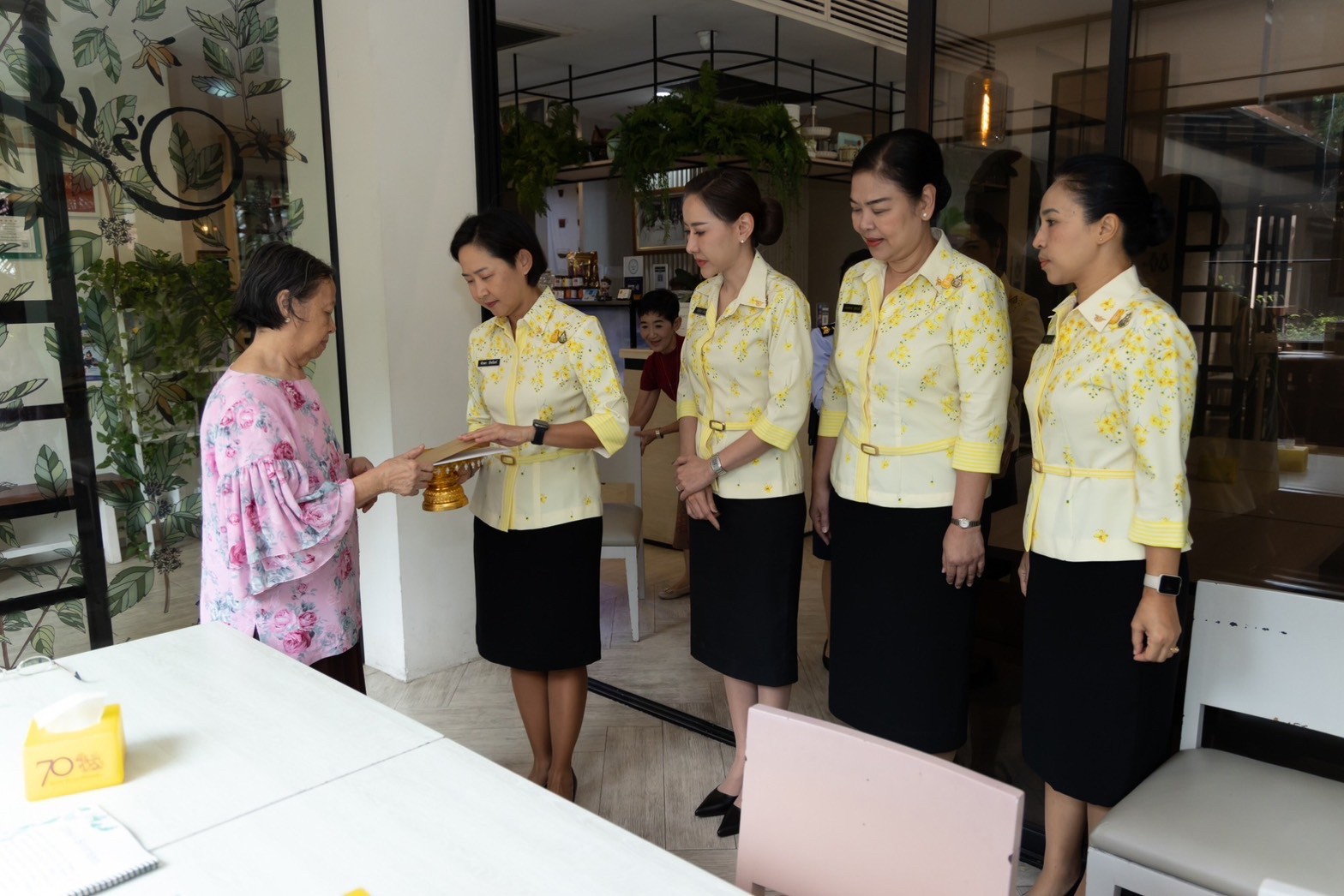 ๐๑๑ การเข้าเยี่ยมคารวะ คุณหญิงอรพรรณ ศศิประภา อดีตนายกสมาคมฯ