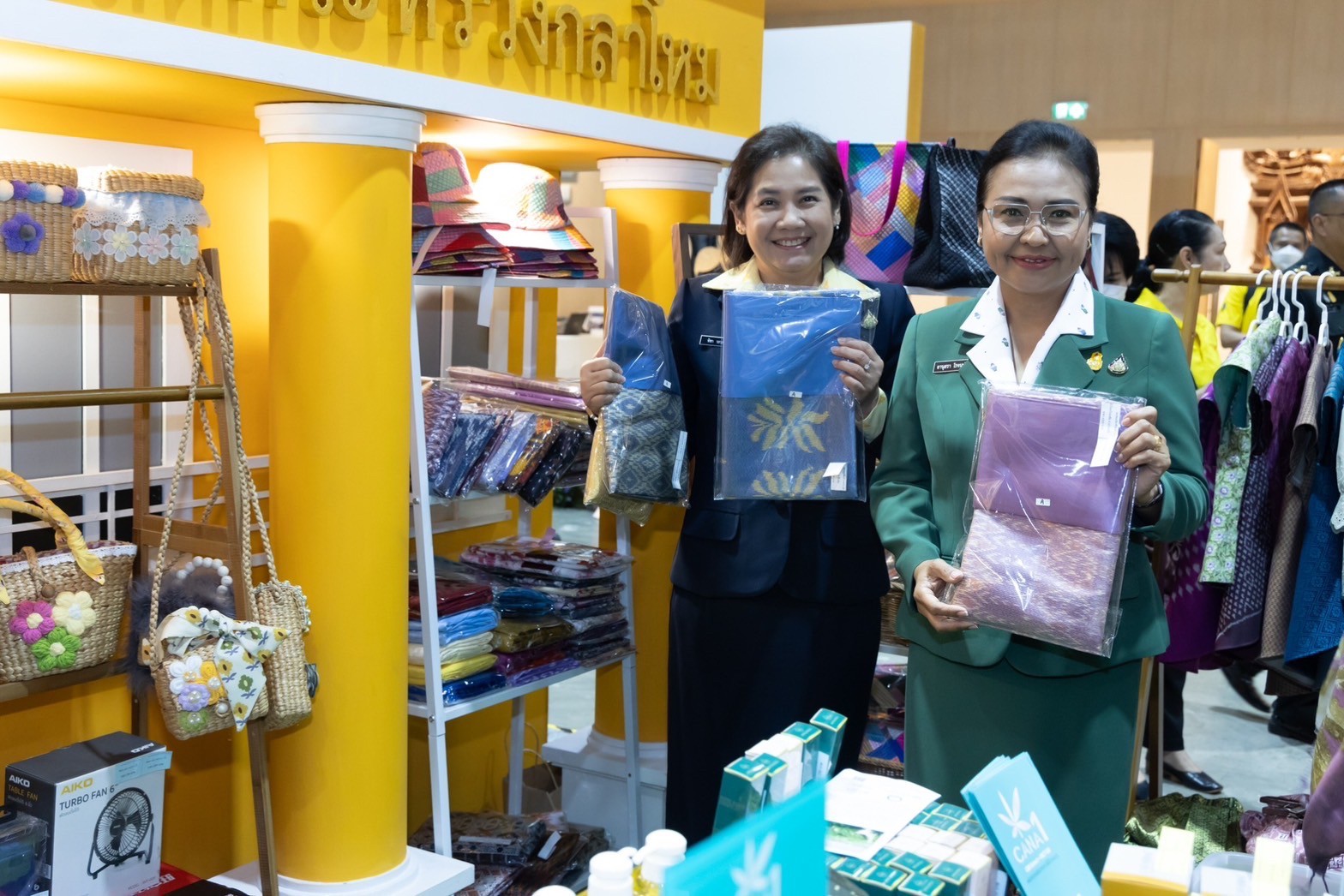๐๓๙ สมาคมภริยาข้าราชการสำนักงานปลัดกระทรวงกลาโหม ร่วมออกร้านจำหน่ายสินค้าและผลิตภัณฑ์ งานเพื่อนพึ่ง(ภาฯ) ประจำปี ๒๕๖๖ (ภาพบรรยากาศการออกร้านฯ ชุดที่ ๑)
