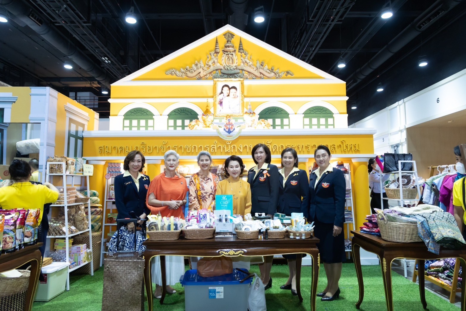 ๐๓๙ สมาคมภริยาข้าราชการสำนักงานปลัดกระทรวงกลาโหม ร่วมออกร้านจำหน่ายสินค้าและผลิตภัณฑ์ งานเพื่อนพึ่ง(ภาฯ) ประจำปี ๒๕๖๖ (ภาพบรรยากาศการออกร้านฯ ชุดที่ ๑)