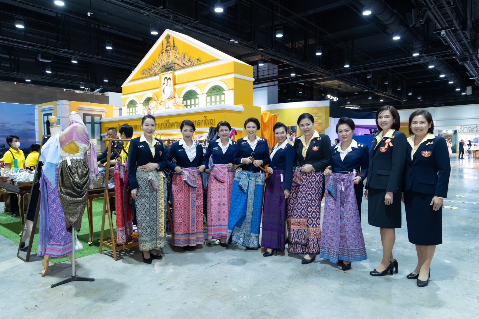 ๐๓๙ สมาคมภริยาข้าราชการสำนักงานปลัดกระทรวงกลาโหม ร่วมออกร้านจำหน่ายสินค้าและผลิตภัณฑ์ งานเพื่อนพึ่ง(ภาฯ) ประจำปี ๒๕๖๖ (ภาพบรรยากาศการออกร้านฯ ชุดที่ ๑)