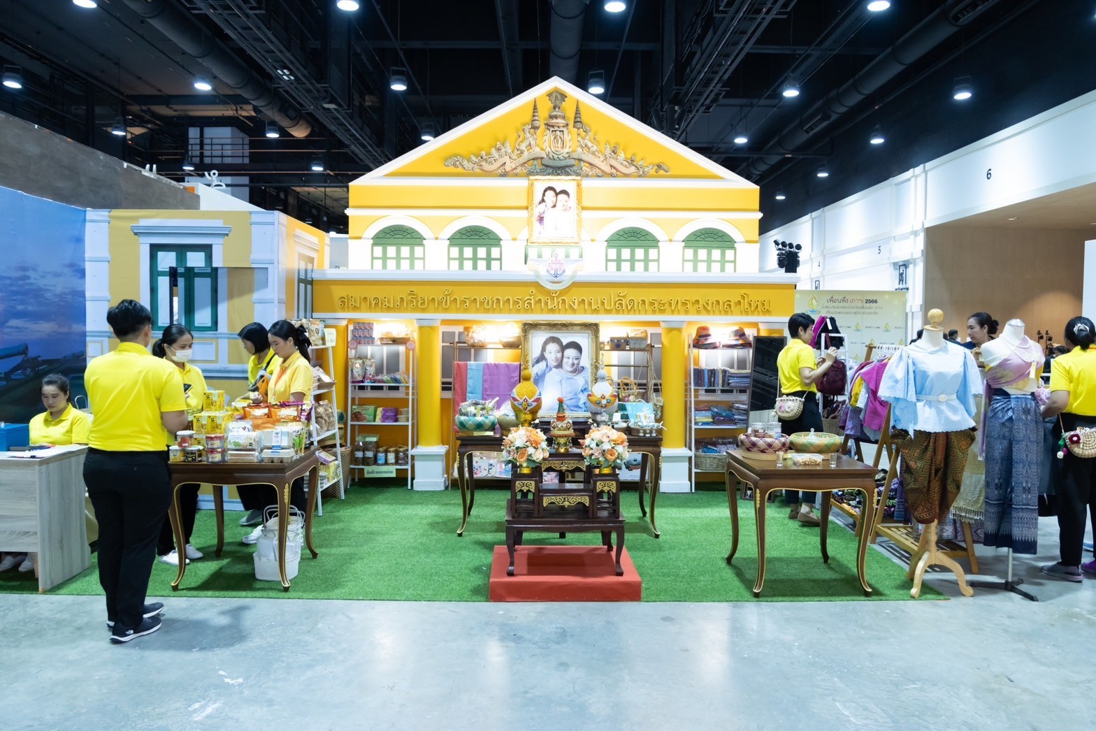 ๐๓๙ สมาคมภริยาข้าราชการสำนักงานปลัดกระทรวงกลาโหม ร่วมออกร้านจำหน่ายสินค้าและผลิตภัณฑ์ งานเพื่อนพึ่ง(ภาฯ) ประจำปี ๒๕๖๖ (ภาพบรรยากาศการออกร้านฯ ชุดที่ ๑)