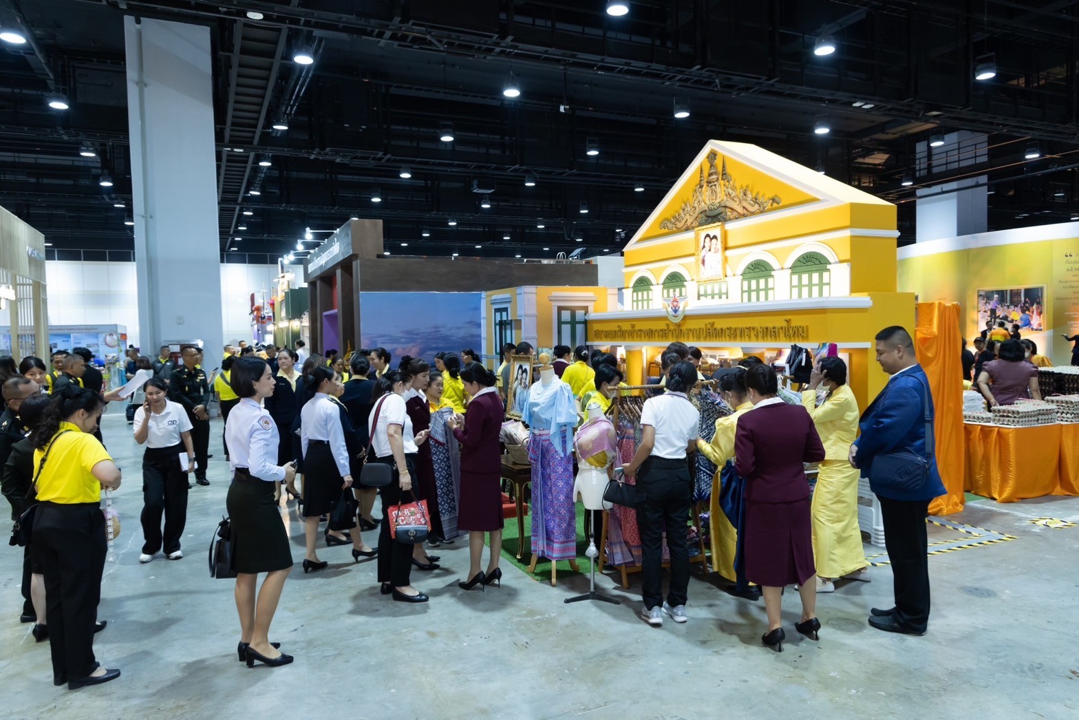 ๐๓๙ สมาคมภริยาข้าราชการสำนักงานปลัดกระทรวงกลาโหม ร่วมออกร้านจำหน่ายสินค้าและผลิตภัณฑ์ งานเพื่อนพึ่ง(ภาฯ) ประจำปี ๒๕๖๖ (ภาพบรรยากาศการออกร้านฯ ชุดที่ ๑)