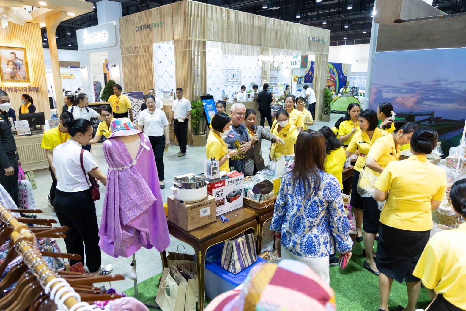 ๐๓๙ สมาคมภริยาข้าราชการสำนักงานปลัดกระทรวงกลาโหม ร่วมออกร้านจำหน่ายสินค้าและผลิตภัณฑ์ งานเพื่อนพึ่ง(ภาฯ) ประจำปี ๒๕๖๖ (ภาพบรรยากาศการออกร้านฯ ชุดที่ ๑)