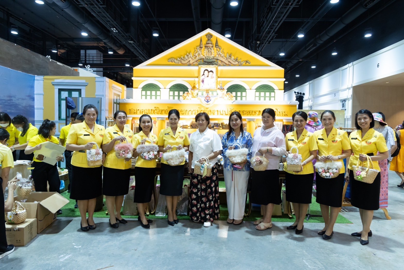 ๐๓๙ สมาคมภริยาข้าราชการสำนักงานปลัดกระทรวงกลาโหม ร่วมออกร้านจำหน่ายสินค้าและผลิตภัณฑ์ งานเพื่อนพึ่ง(ภาฯ) ประจำปี ๒๕๖๖ (ภาพบรรยากาศการออกร้านฯ ชุดที่ ๑)