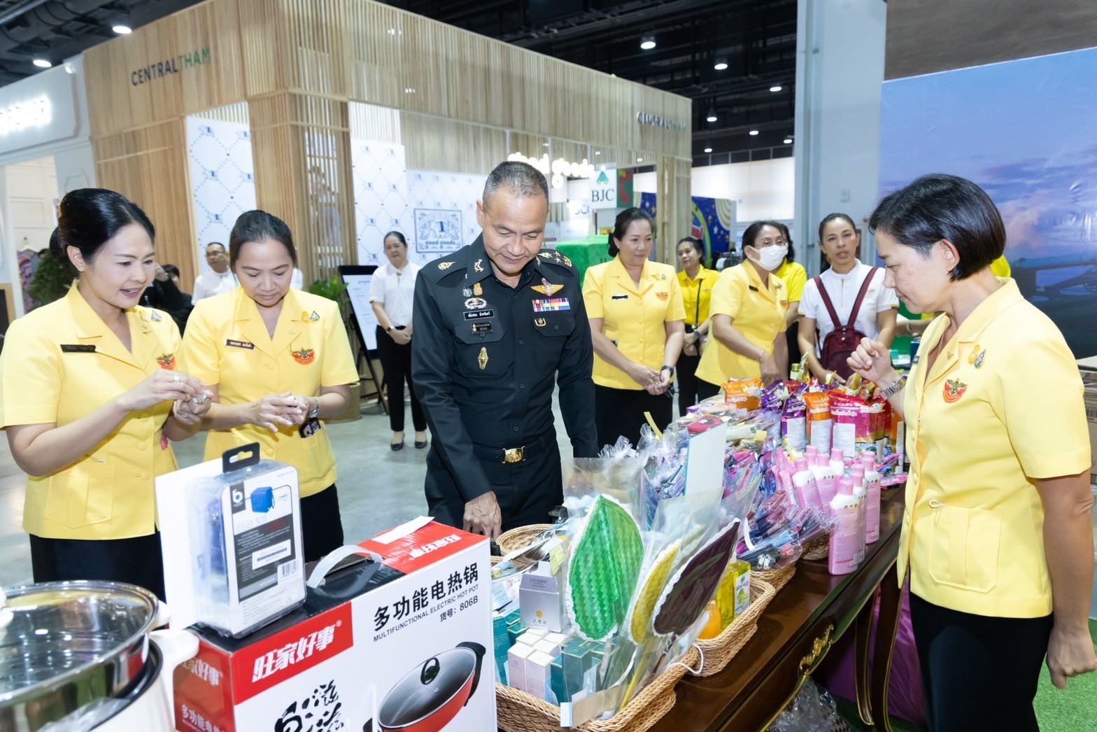 ๐๓๙ สมาคมภริยาข้าราชการสำนักงานปลัดกระทรวงกลาโหม ร่วมออกร้านจำหน่ายสินค้าและผลิตภัณฑ์ งานเพื่อนพึ่ง(ภาฯ) ประจำปี ๒๕๖๖ (ภาพบรรยากาศการออกร้านฯ ชุดที่ ๑)