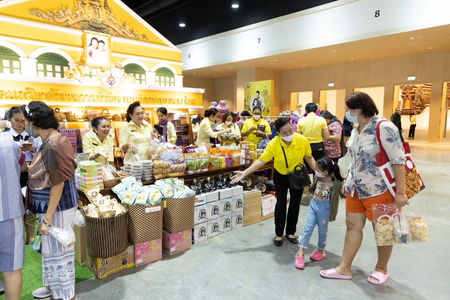 ๐๓๙ สมาคมภริยาข้าราชการสำนักงานปลัดกระทรวงกลาโหม ร่วมออกร้านจำหน่ายสินค้าและผลิตภัณฑ์ งานเพื่อนพึ่ง(ภาฯ) ประจำปี ๒๕๖๖ (ภาพบรรยากาศการออกร้านฯ ชุดที่ ๑)