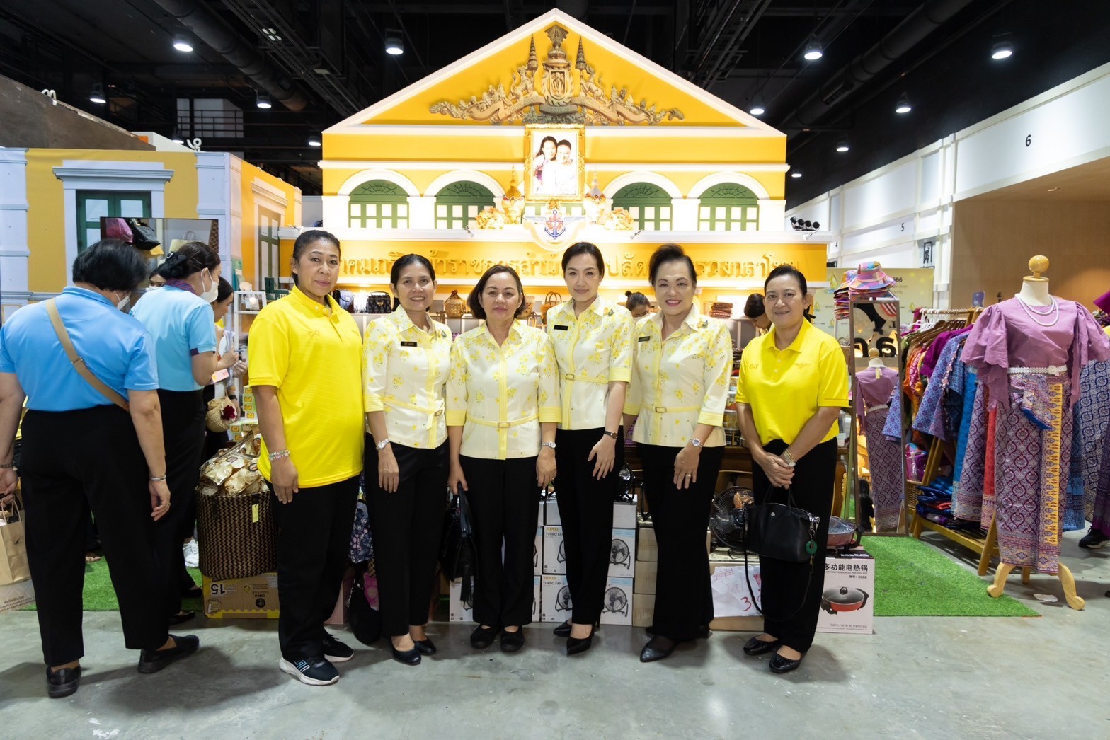๐๓๙ สมาคมภริยาข้าราชการสำนักงานปลัดกระทรวงกลาโหม ร่วมออกร้านจำหน่ายสินค้าและผลิตภัณฑ์ งานเพื่อนพึ่ง(ภาฯ) ประจำปี ๒๕๖๖ (ภาพบรรยากาศการออกร้านฯ ชุดที่ ๑)